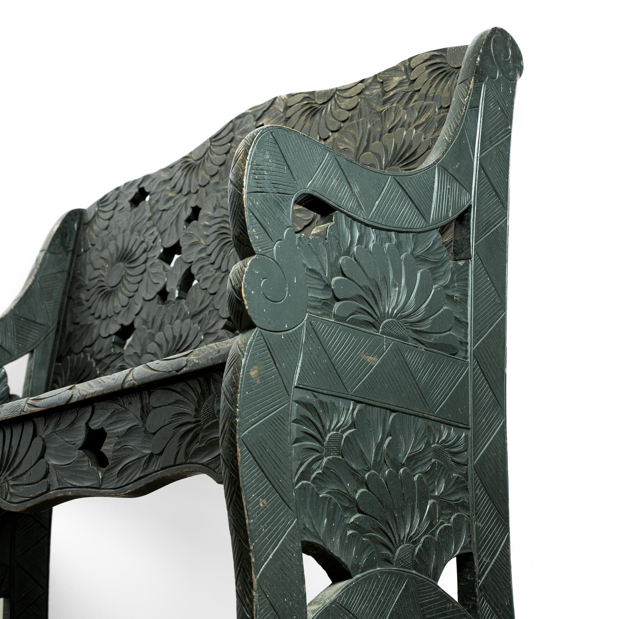 20ième siècle Arts and Crafts Tournesol Settle / Bench For Liberty & Co. en vente