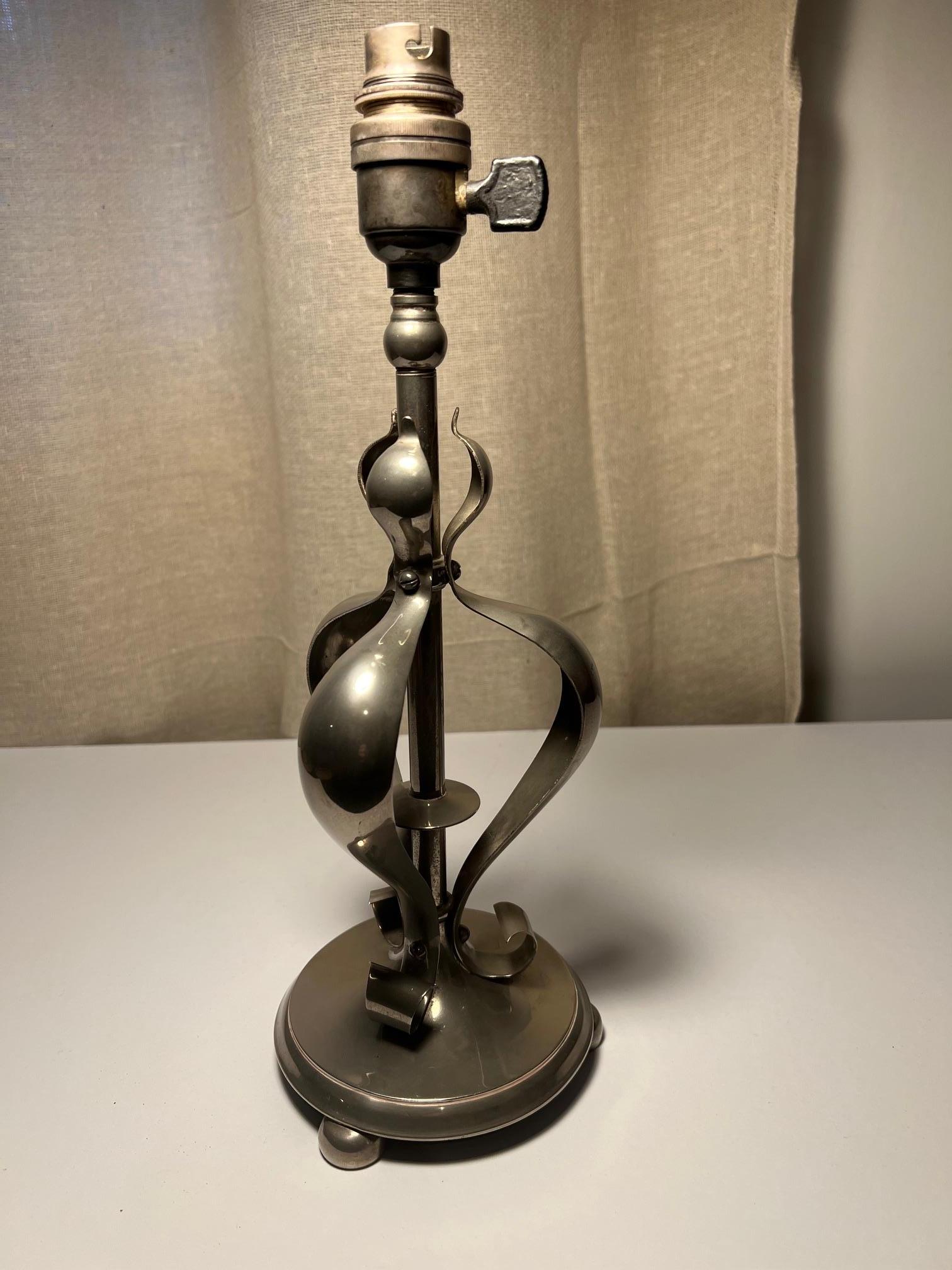 Nickel plated brass arts & crafts table lamp in the style of the Birmingham school of arts and crafts.

Could possibly be an early piece by the general electric company.

Currently not wired, can be wired upon request with pending details, this will