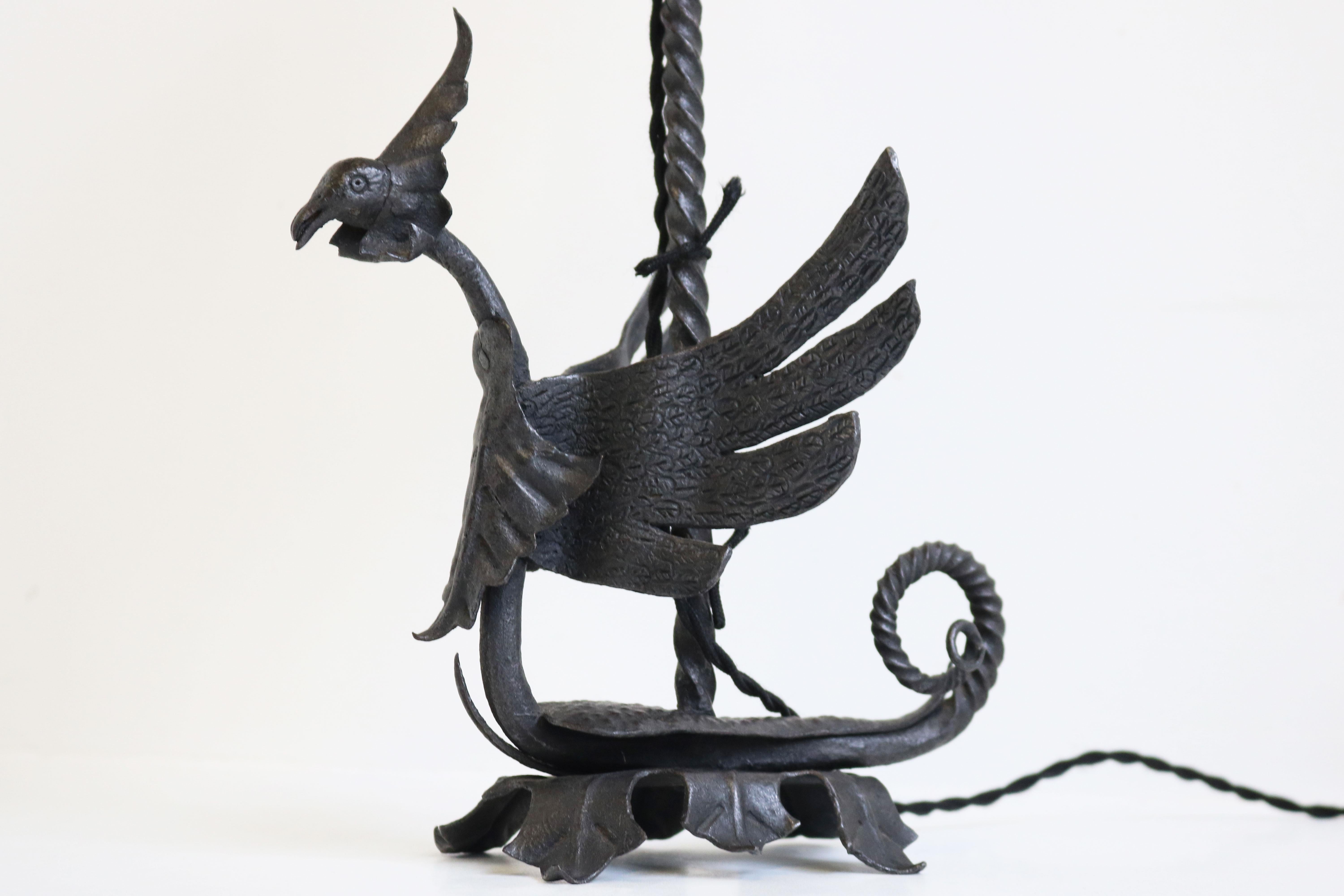 Magnifique lampe de table de style Arts & Crafts par le forgeron italien Umberto Bellotto, fabriquée à Venise en 1910. 
Étonnant dragon allégorique détaillé en fer forgé entièrement réalisé à la main. Les détails de la queue et des ailes sont