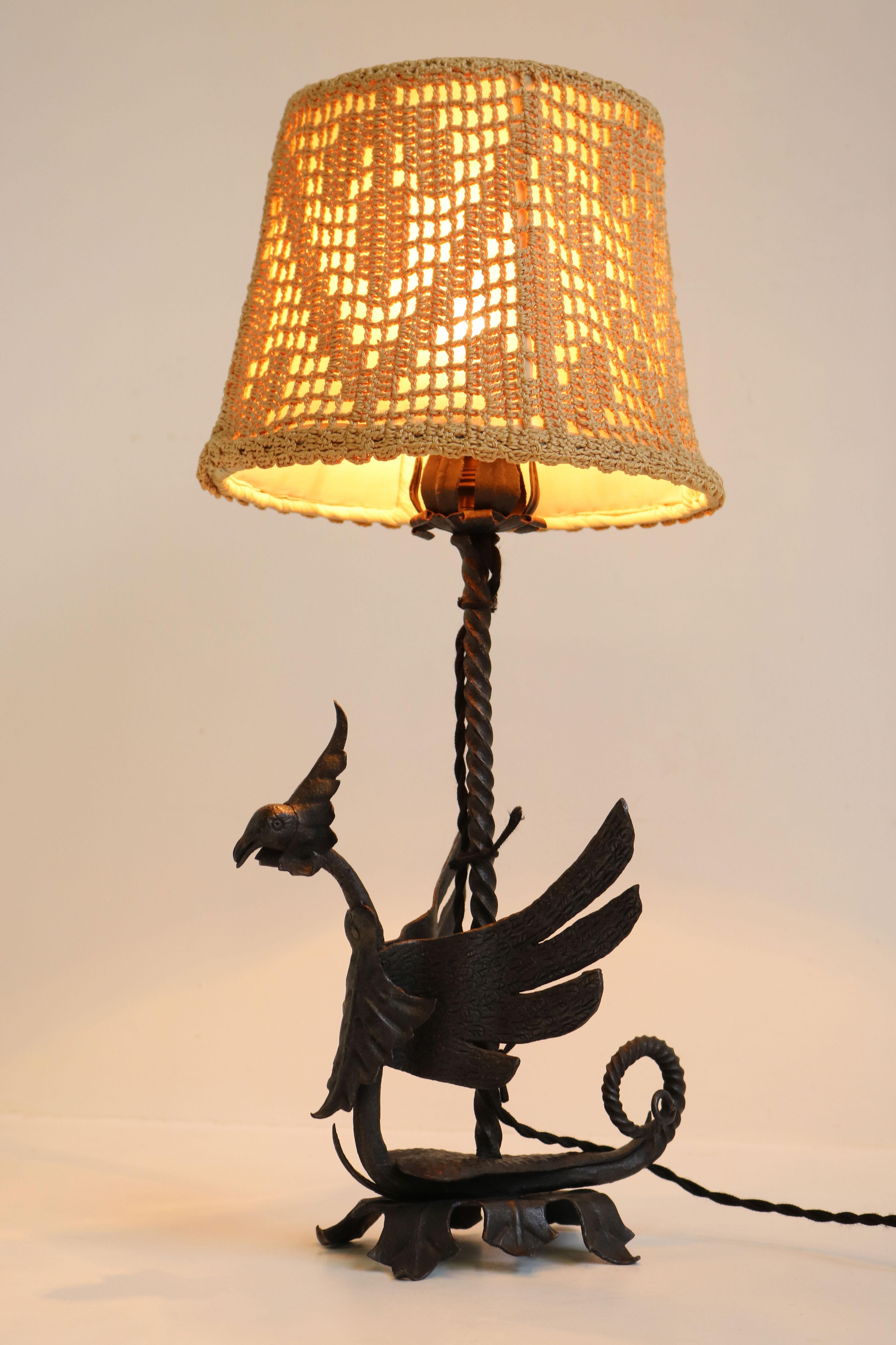 Noué à la main Lampe de bureau Arts and Crafts en fer forgé avec dragon italien par Umberto Bellotto, 1910 en vente