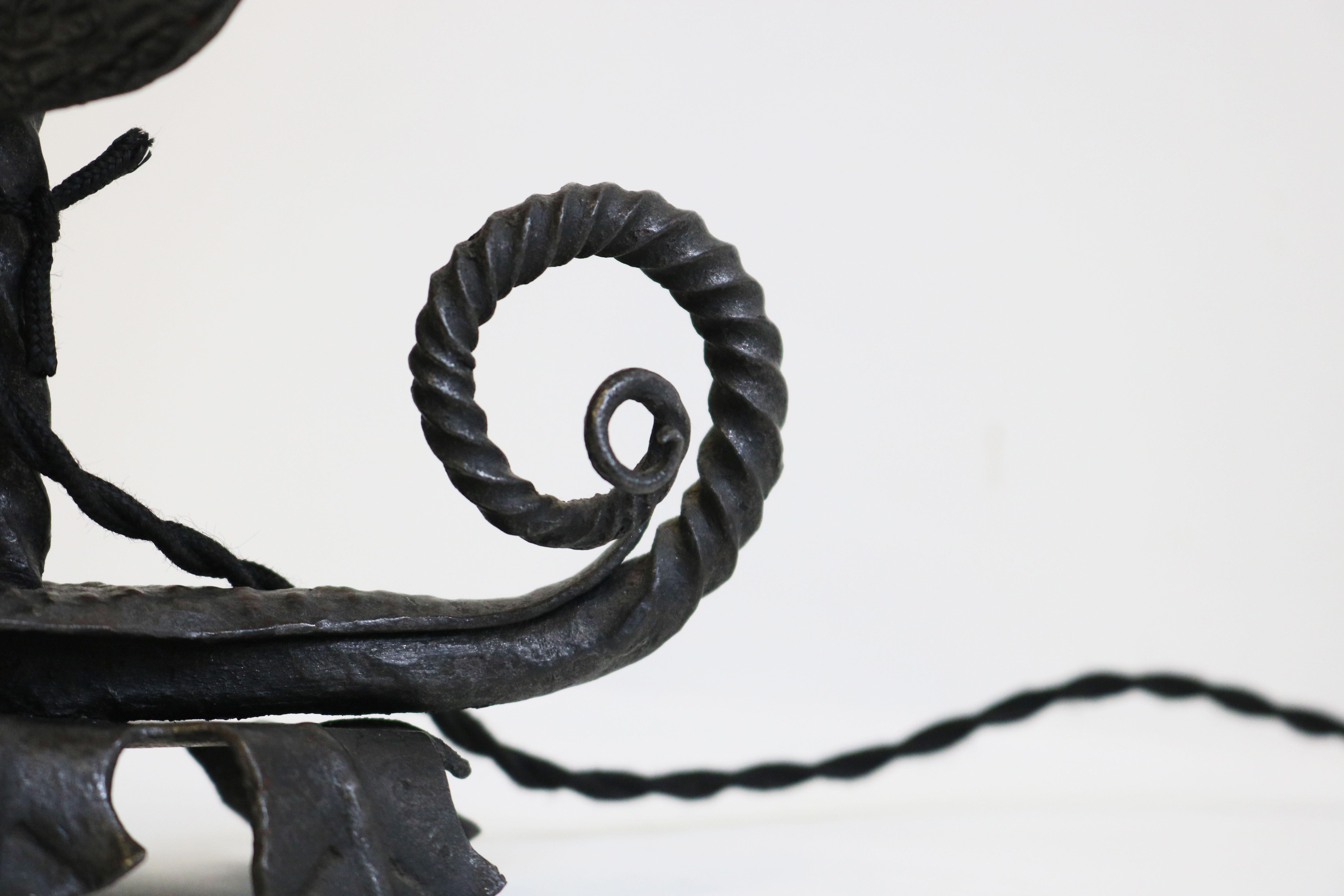 Arts and Crafts Table Lamp Wrought iron by Umberto Bellotto 1910 Dragon Italian In Good Condition For Sale In Ijzendijke, NL