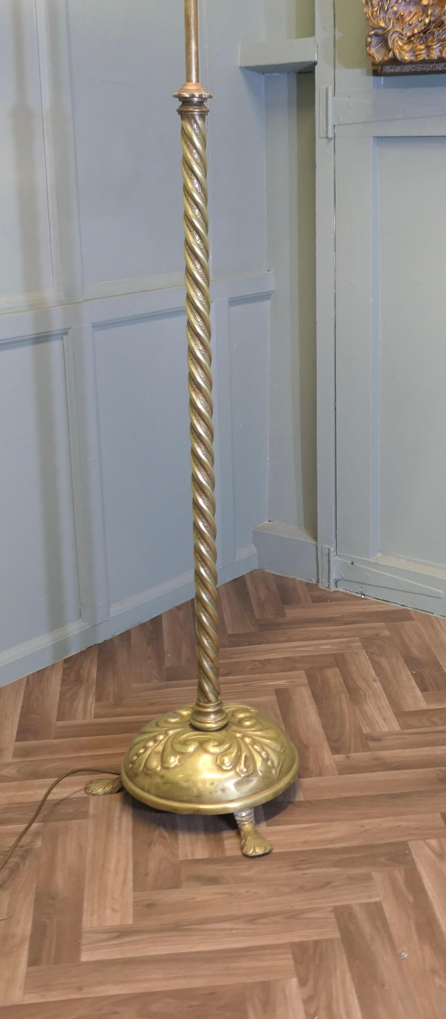 Inizio XX secolo Arti e Mestieri Telescopico  Lampada da terra in ottone   Questa lampada è un pezzo statuario i in vendita