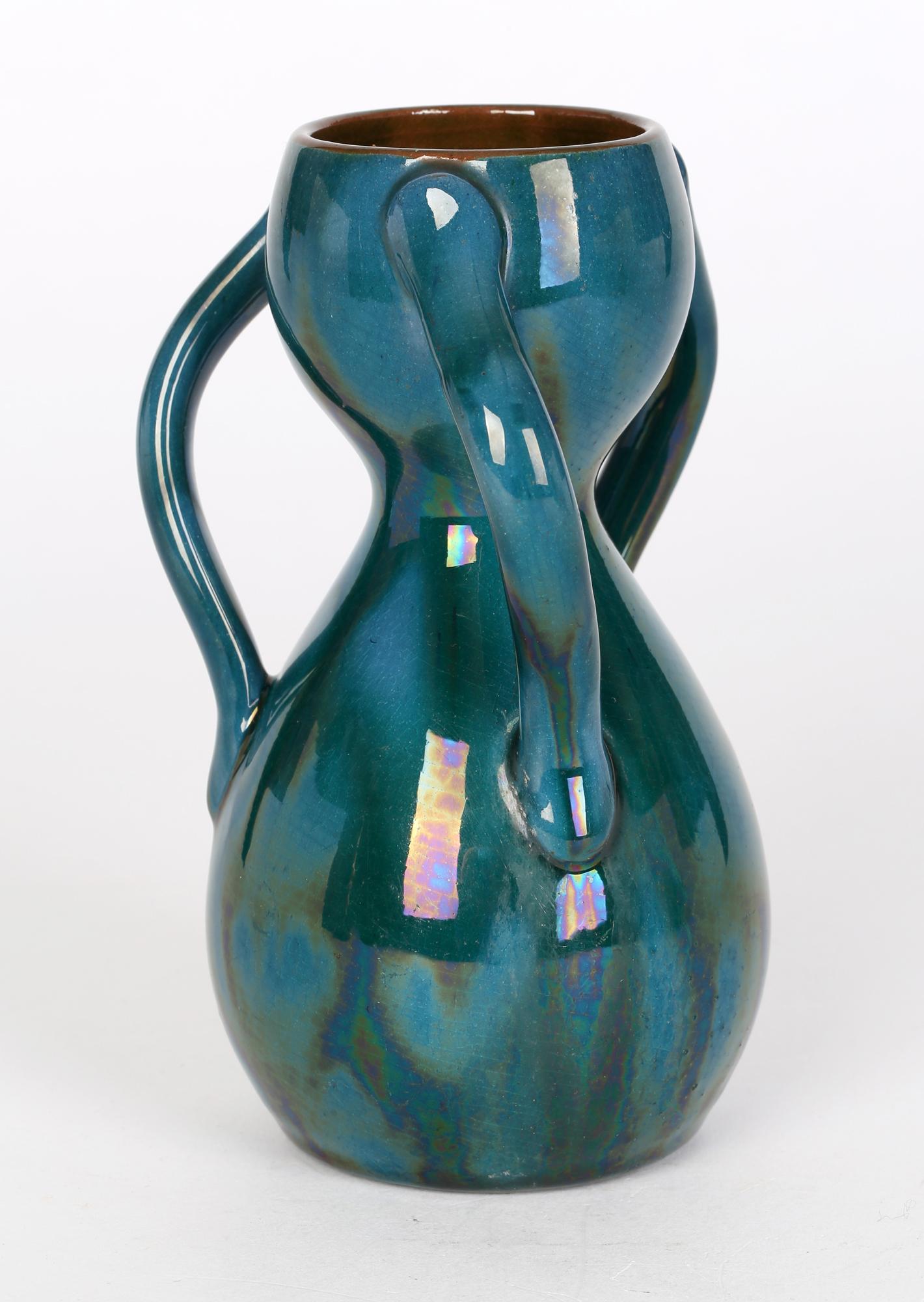 Vase en poterie Arts and Crafts à trois poignées attribué à Linthorpe en vente 5