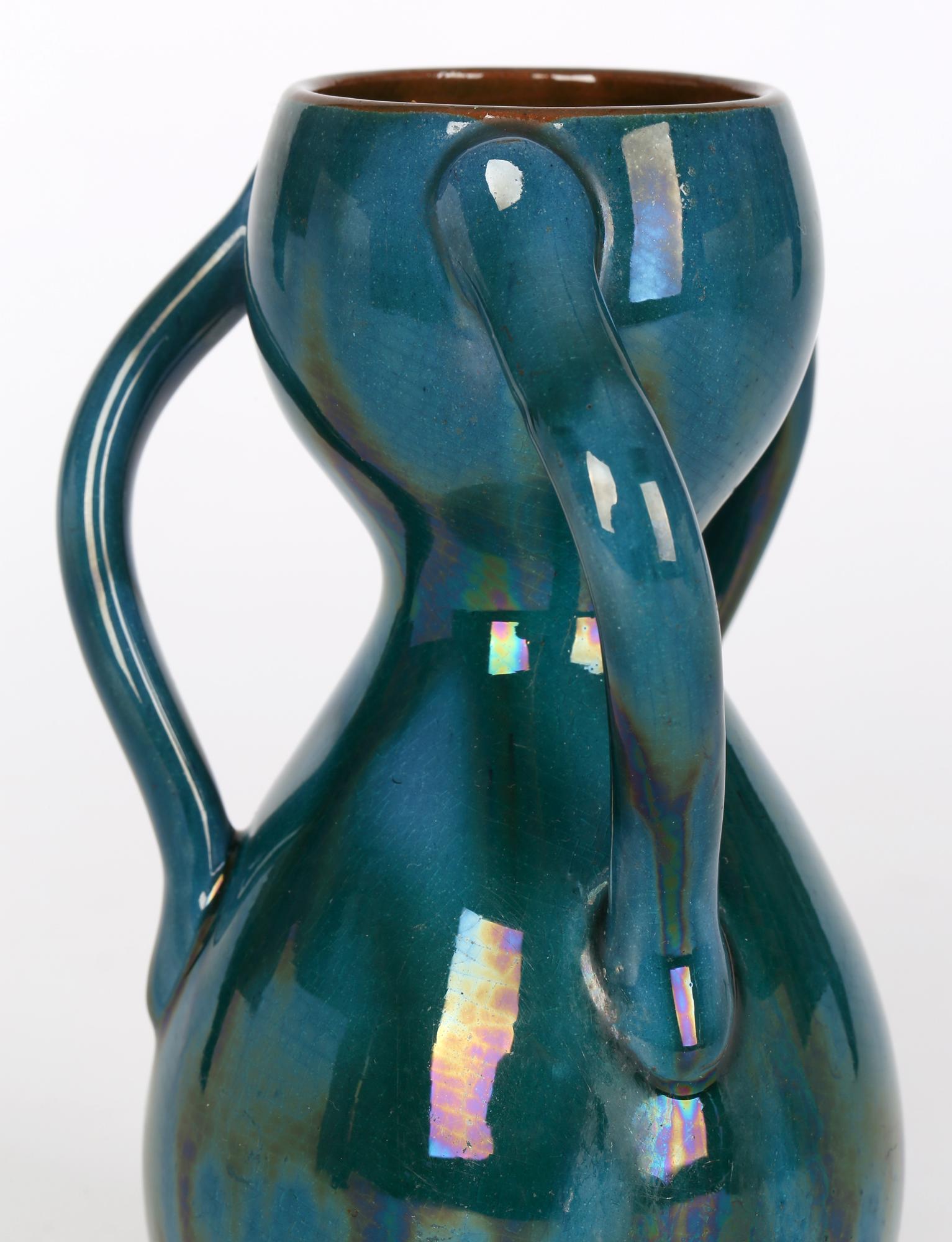 Vase en poterie Arts and Crafts à trois poignées attribué à Linthorpe en vente 6