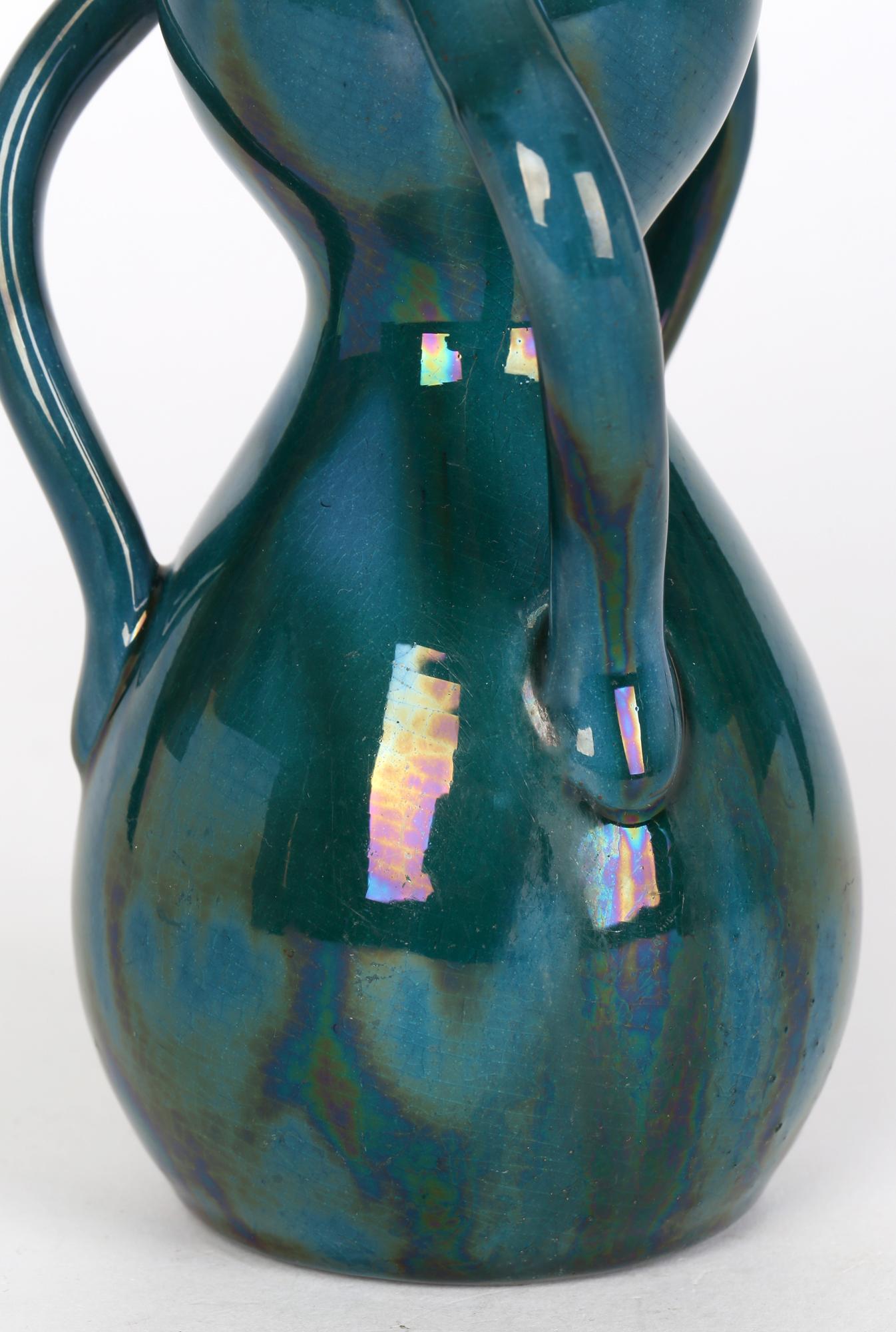 Vase en poterie Arts and Crafts à trois poignées attribué à Linthorpe en vente 7