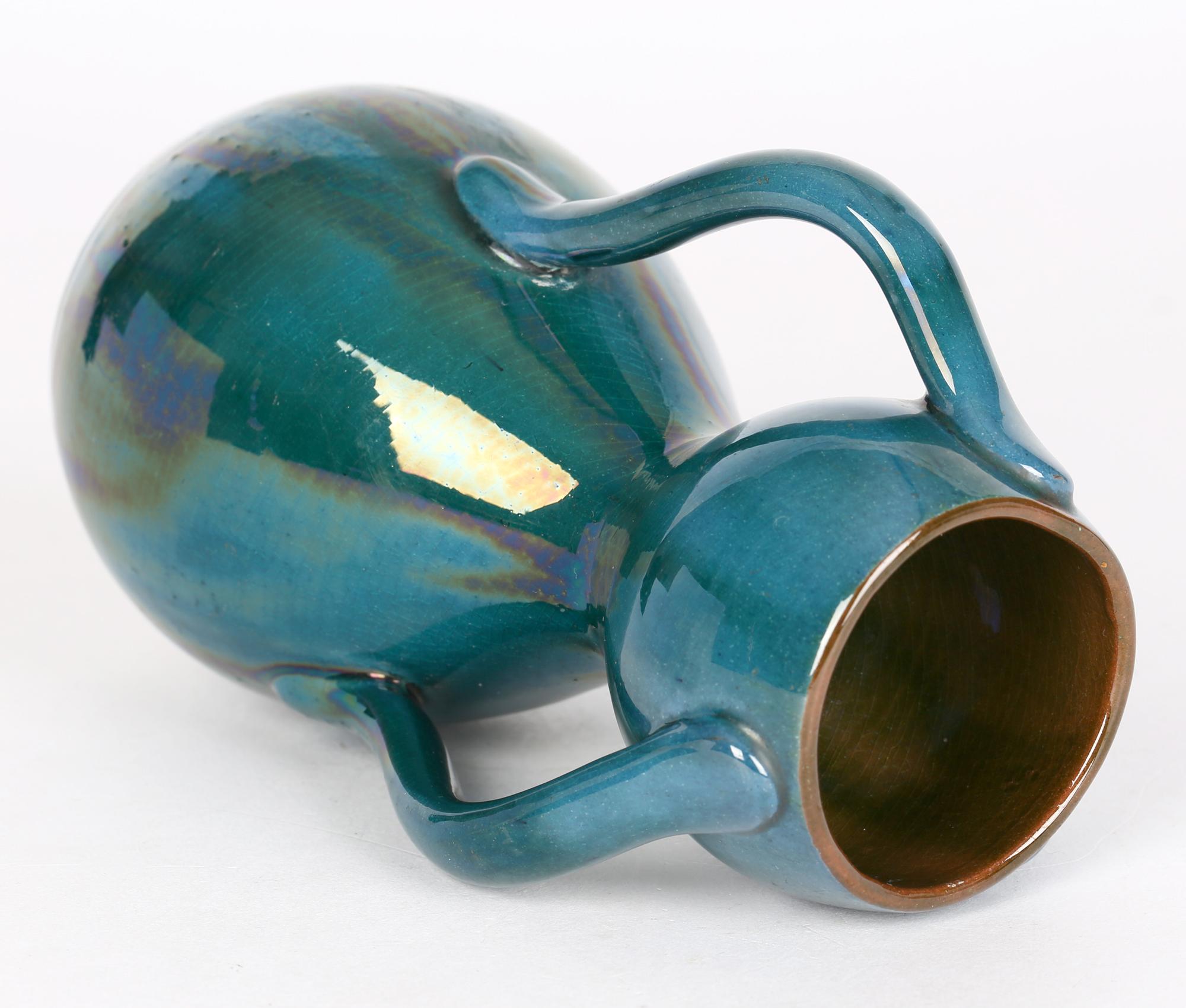Vernissé Vase en poterie Arts and Crafts à trois poignées attribué à Linthorpe en vente