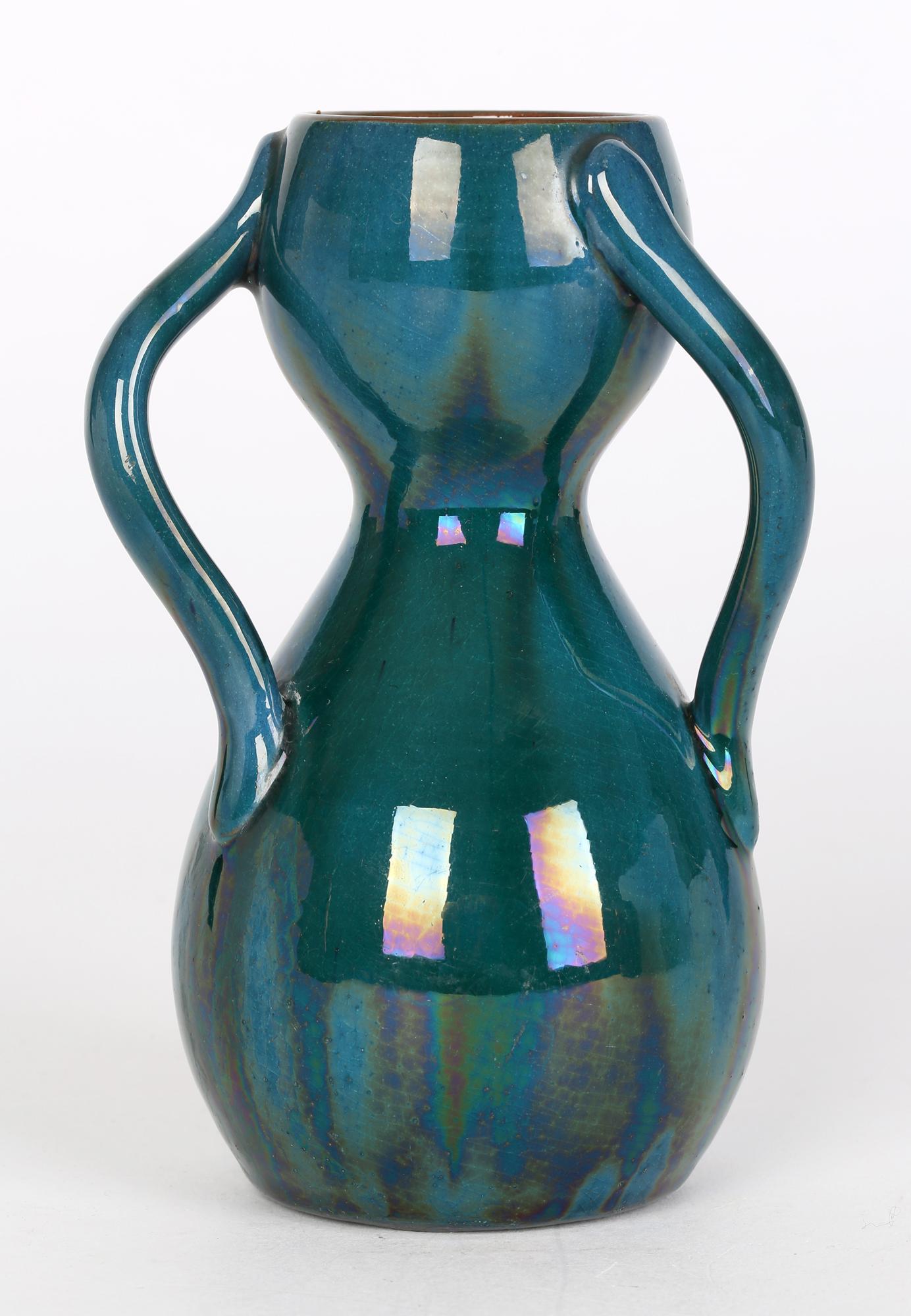 Vase en poterie Arts and Crafts à trois poignées attribué à Linthorpe Bon état - En vente à Bishop's Stortford, Hertfordshire