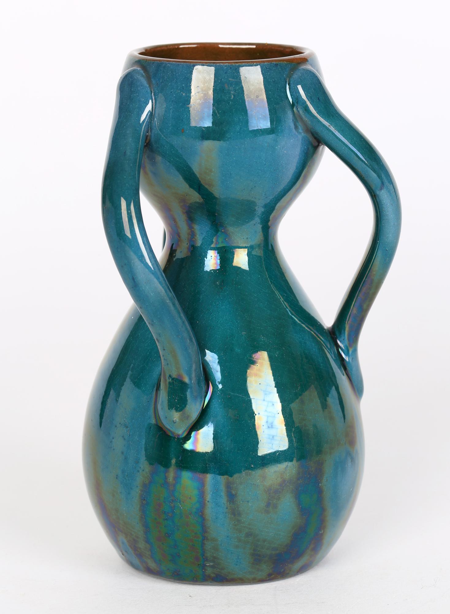 Vase en poterie Arts and Crafts à trois poignées attribué à Linthorpe en vente 1