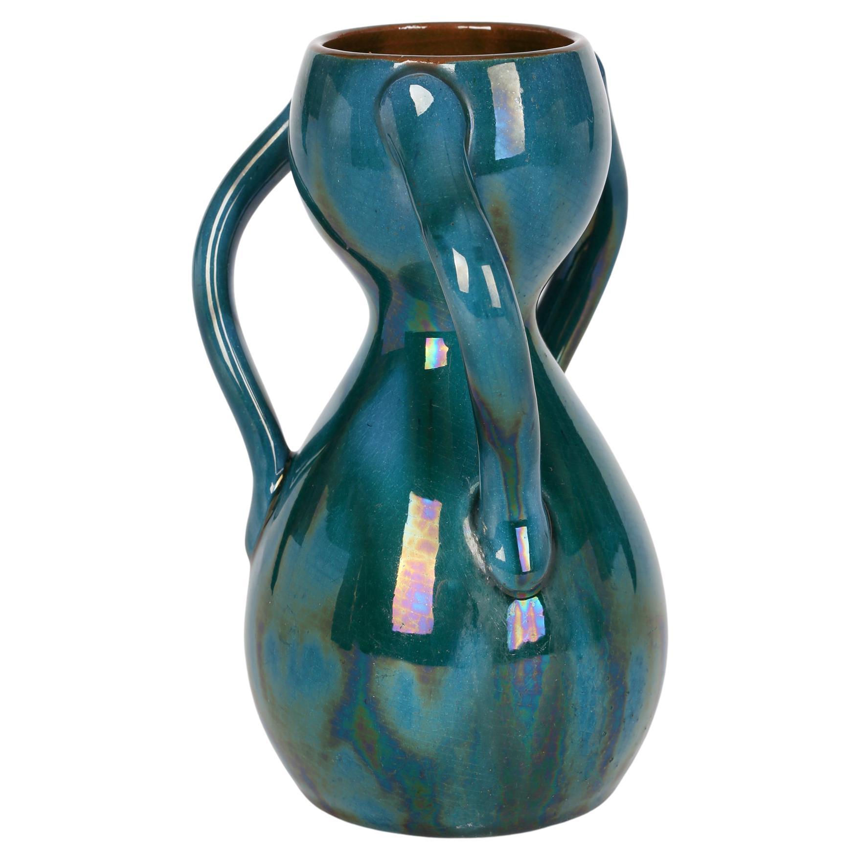 Arts and Crafts-Keramikvase mit drei Henkeln, Linthorpe zugeschrieben im Angebot