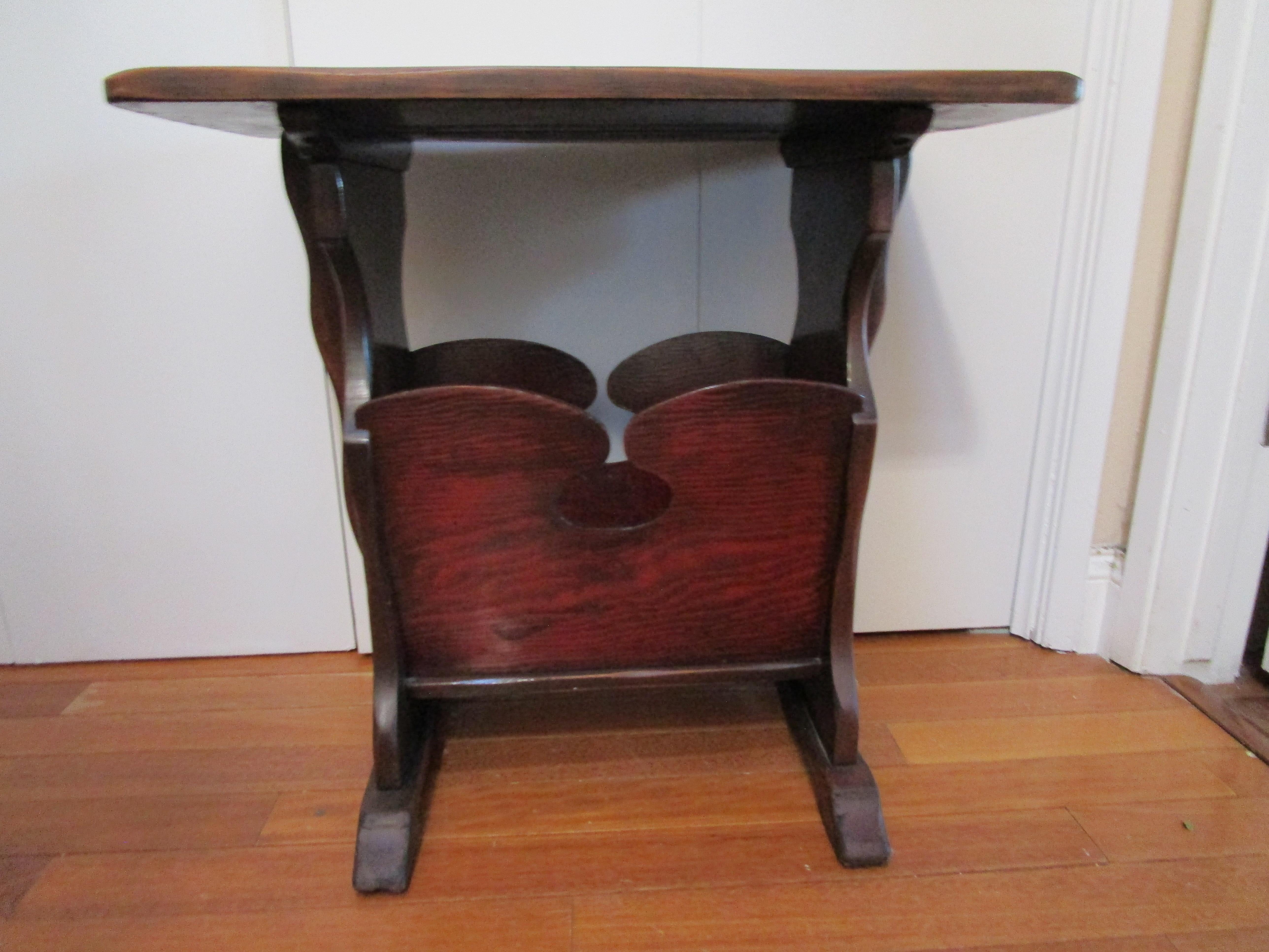 La patine de cette charmante table d'appoint Arts & Crafts avec porte-revues la rend remarquable. Il est robuste et bien construit. La table d'appoint en acajou à base de tréteaux n'est pas attribuée. Il a été fabriqué en Angleterre ou en Amérique