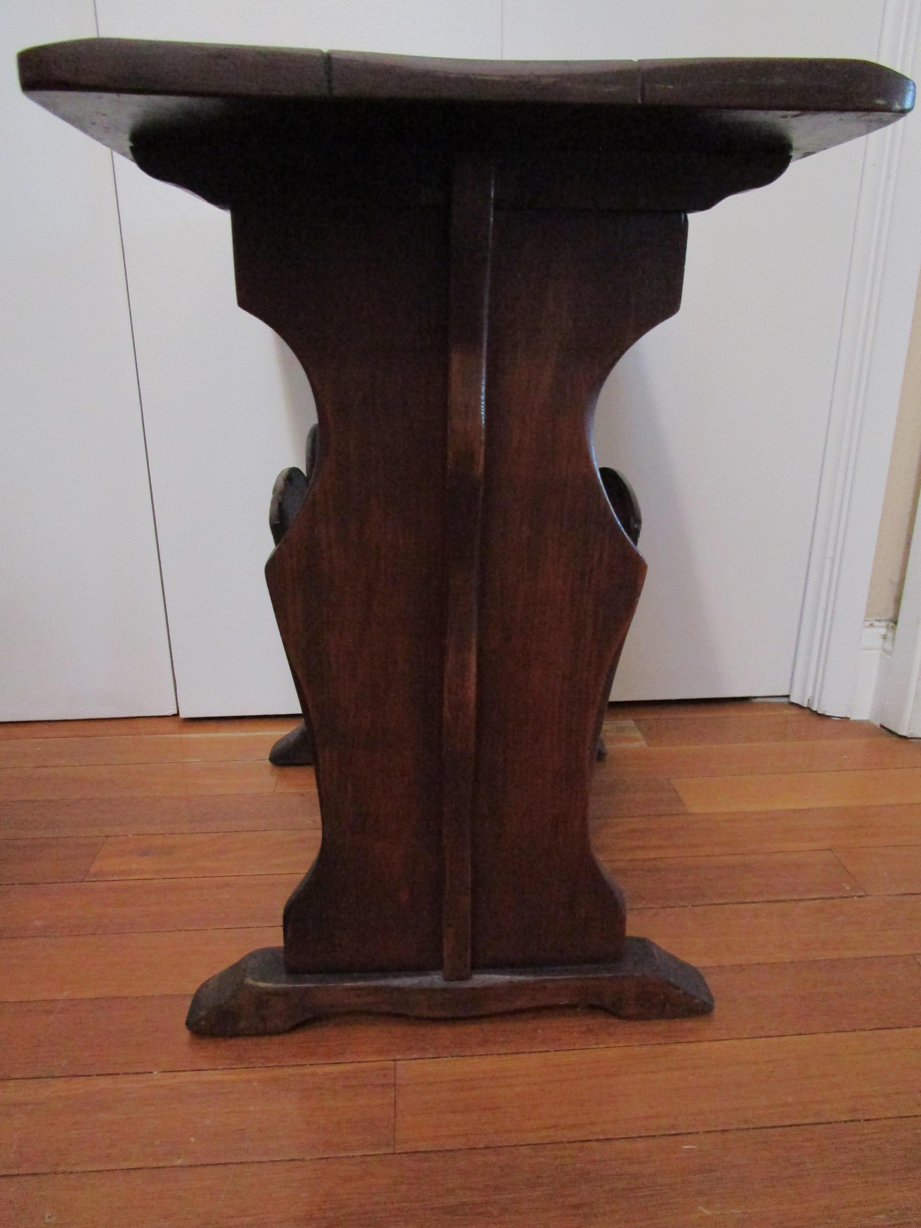 20ième siècle Table d'appoint à tréteaux Arts and Crafts avec porte-revues en vente