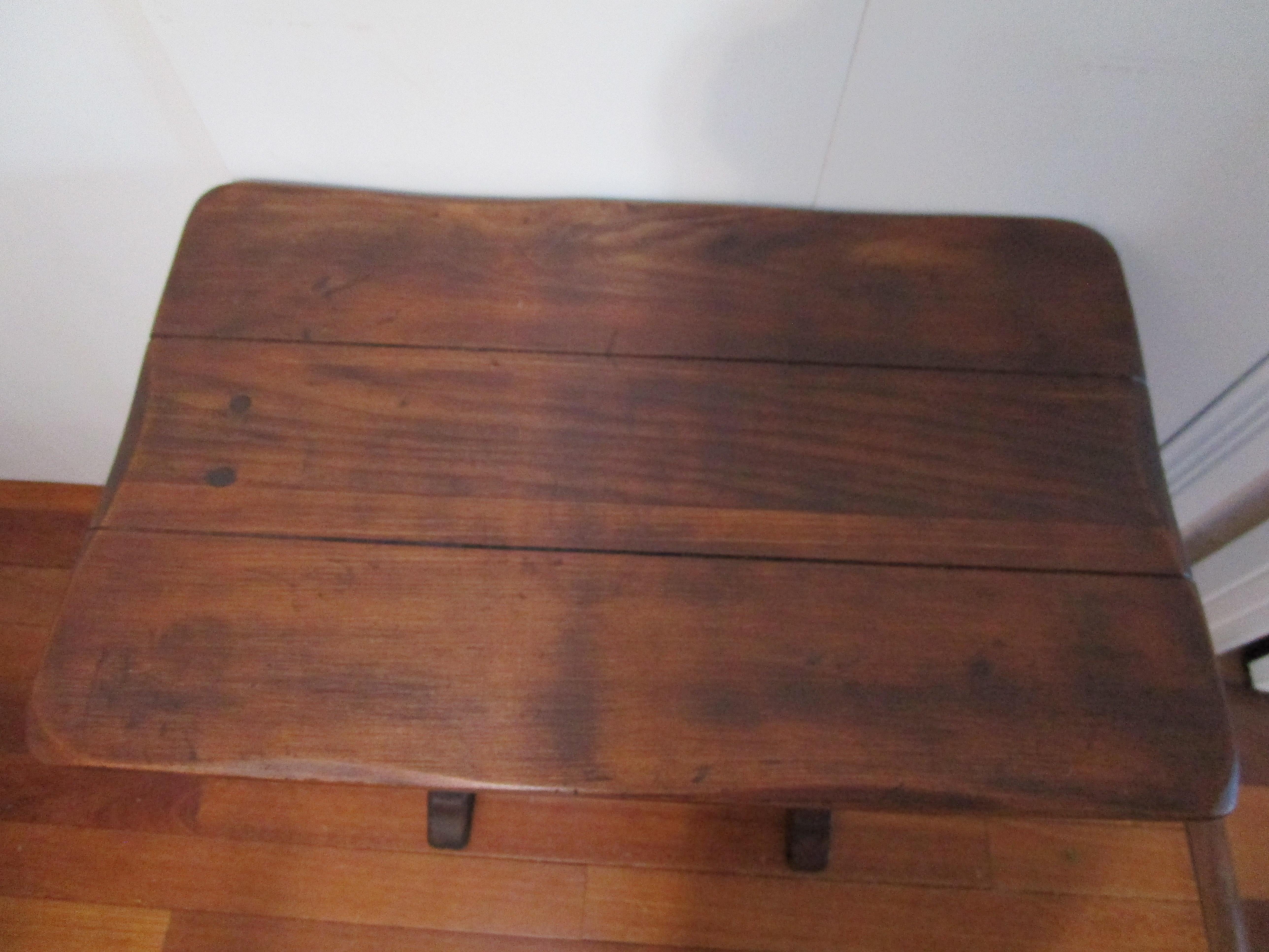 Acajou Table d'appoint à tréteaux Arts and Crafts avec porte-revues en vente