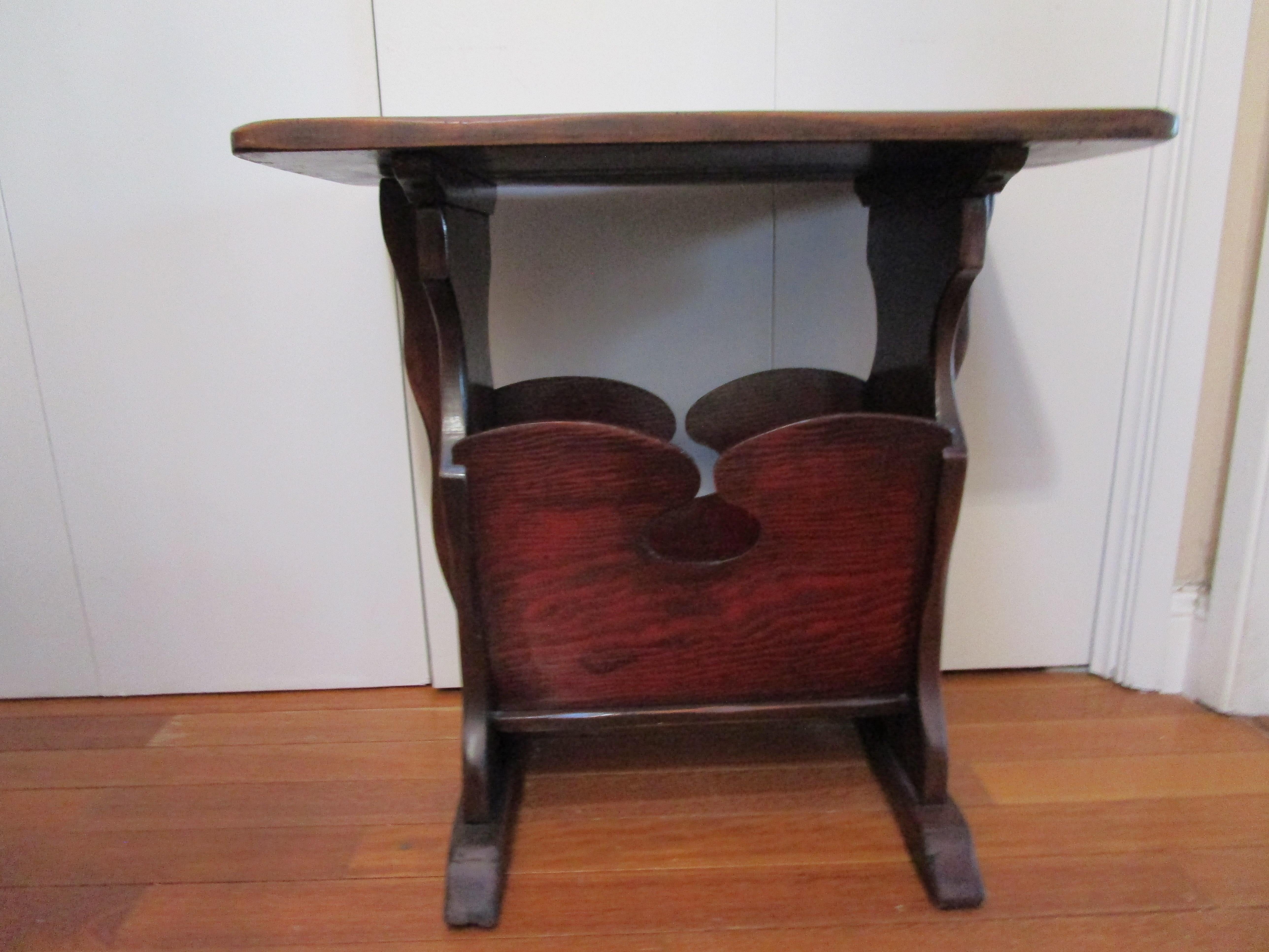 Table d'appoint à tréteaux Arts and Crafts avec porte-revues en vente 2