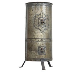 Paragüero Artesanal de Metal Martillado a Mano Principios del Siglo XX