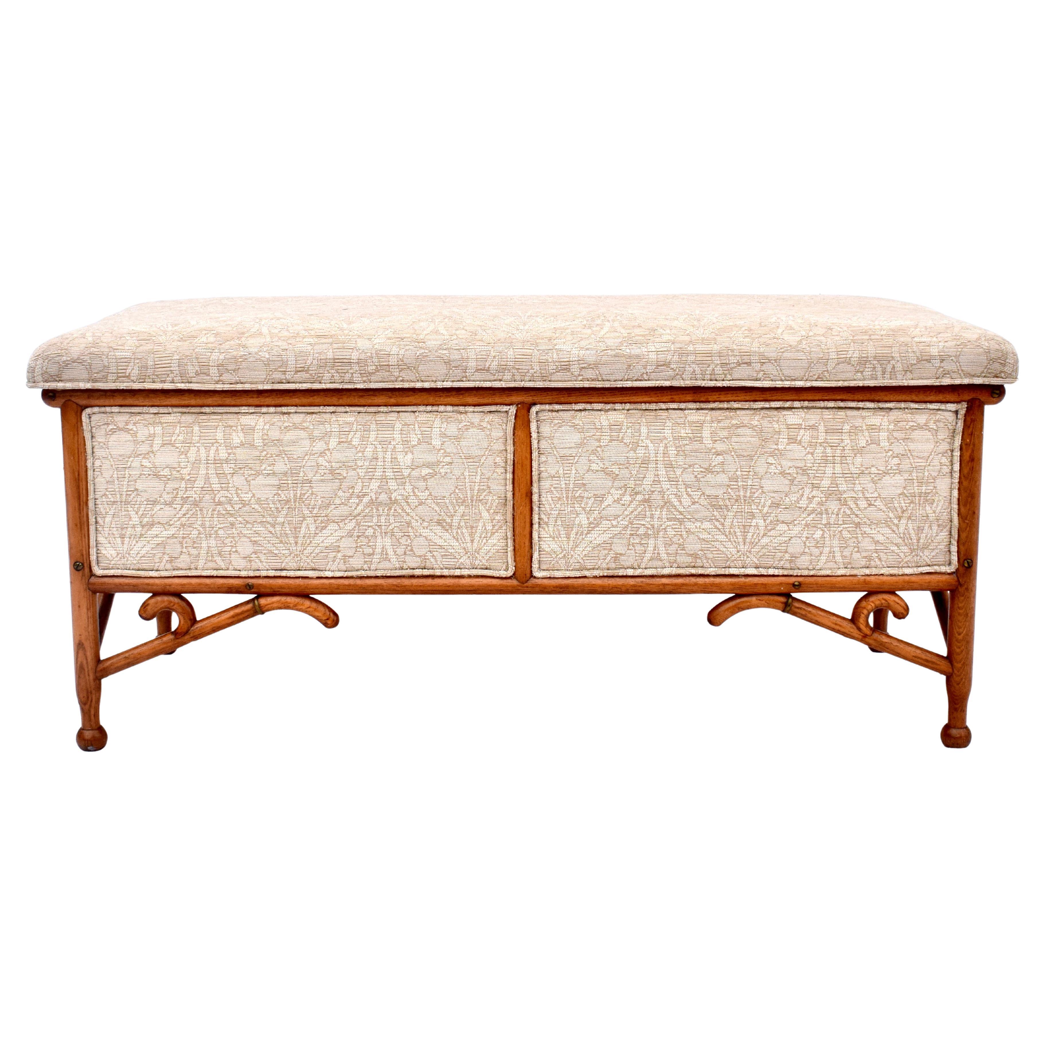 Kunsthandwerklich gepolsterte Bugholzbank oder Truhe im Angebot
