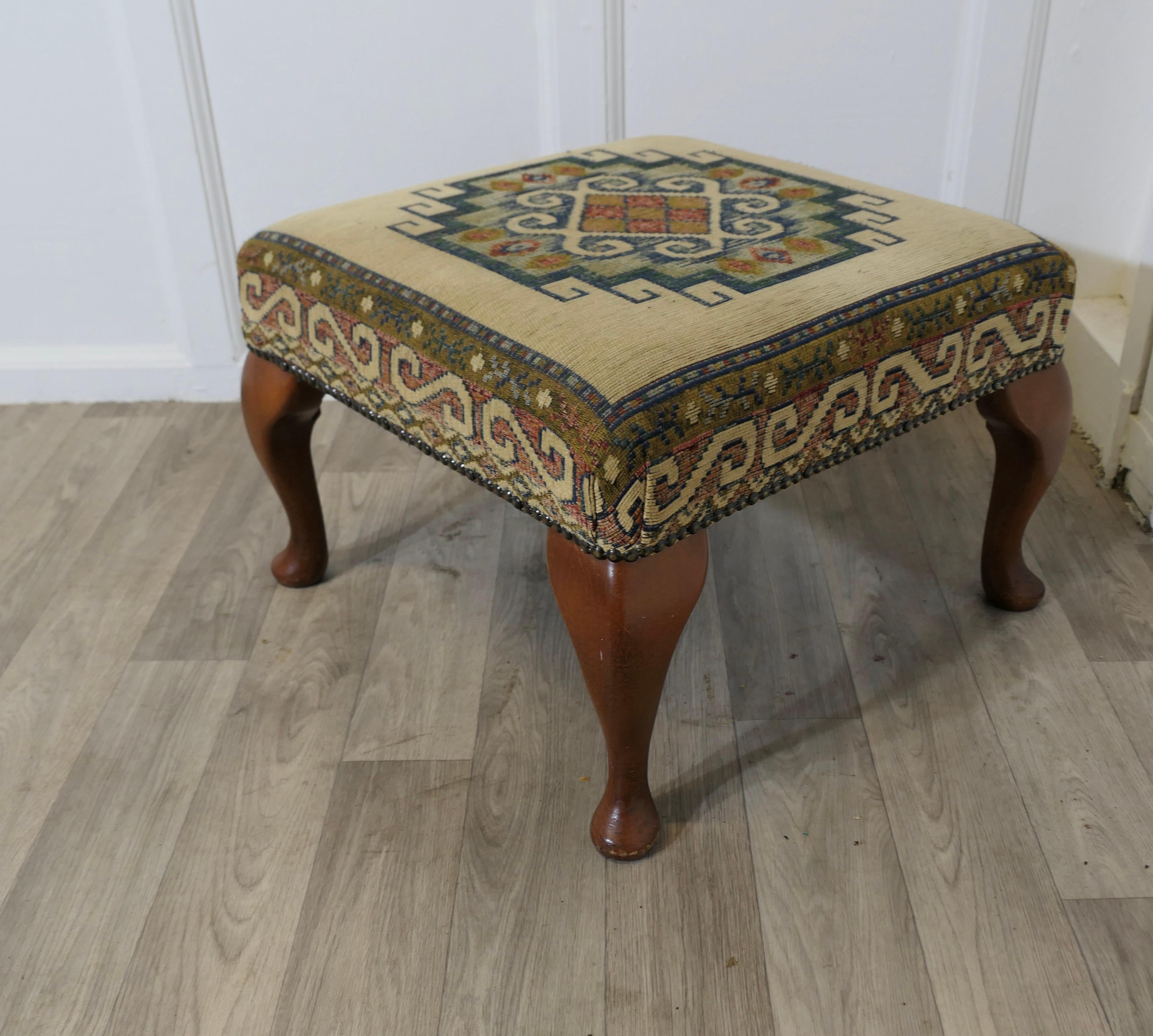 Arts and Craft Fußhocker gepolstert  

Der Hocker steht auf klobigen Cabriole-Beinen und ist mit einem Chenille-Stoff mit geometrischem Muster bezogen. 

Der Hocker, ist in gutem Zustand, es ist 13 