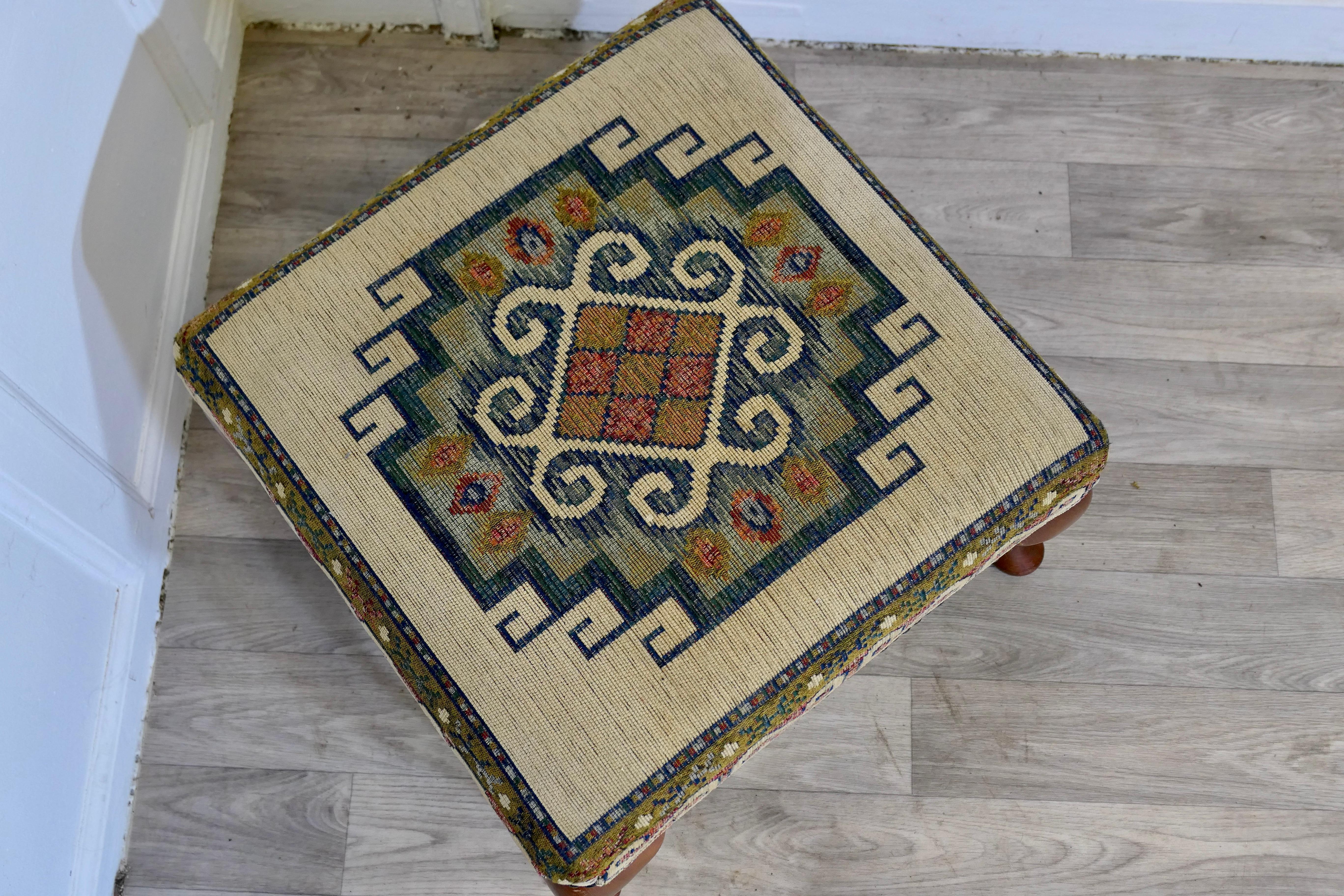 Arts and Craft Fußhocker gepolstert    Ein schönes Stück (Buchenholz) im Angebot