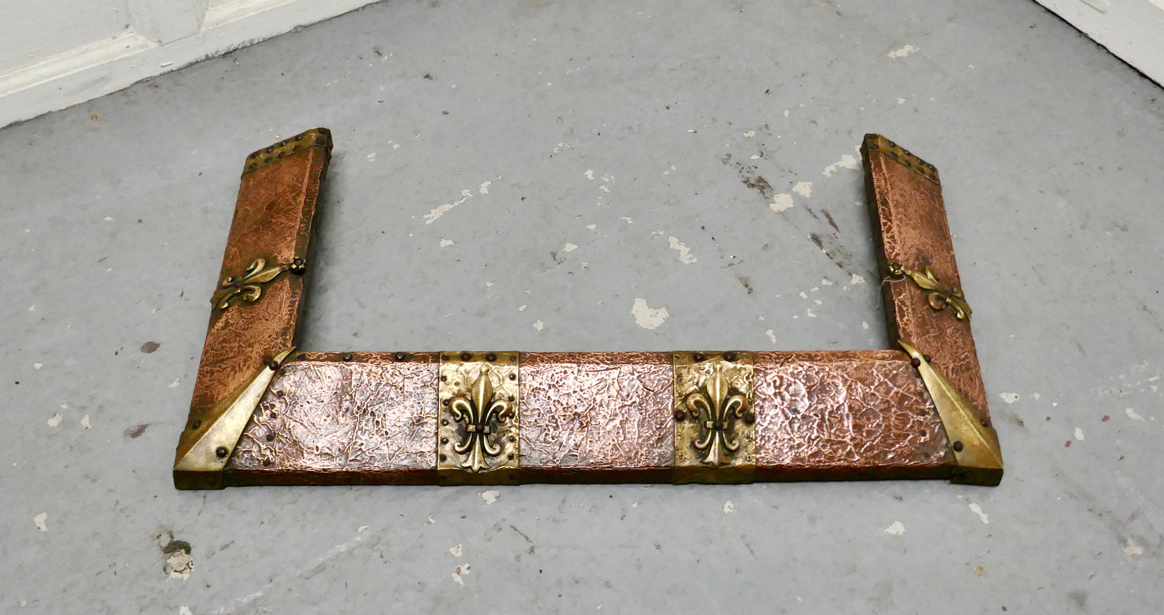 Arts & Crafts Victorian brass and copper fender

 This is a very attractive beaten Copper Fender decorated with Fleur des Lys in Brass 
The Fender is in good condition it is 3” high, `30” long and 15” deep 

TGB736.