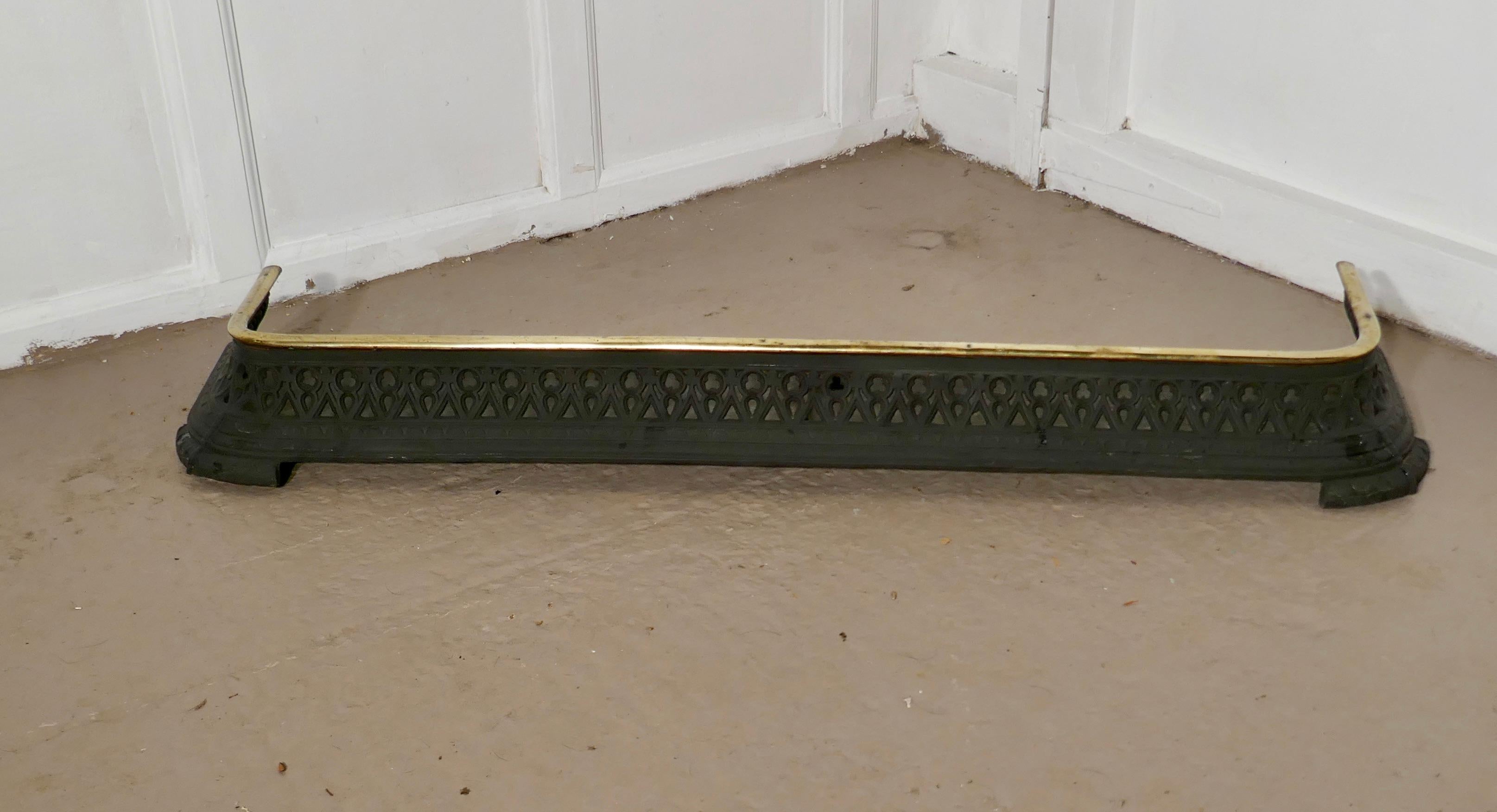 Arts & Crafts Victorian Heavy Brass and Iron Fender In Good Condition For Sale In Chillerton, Isle of Wight