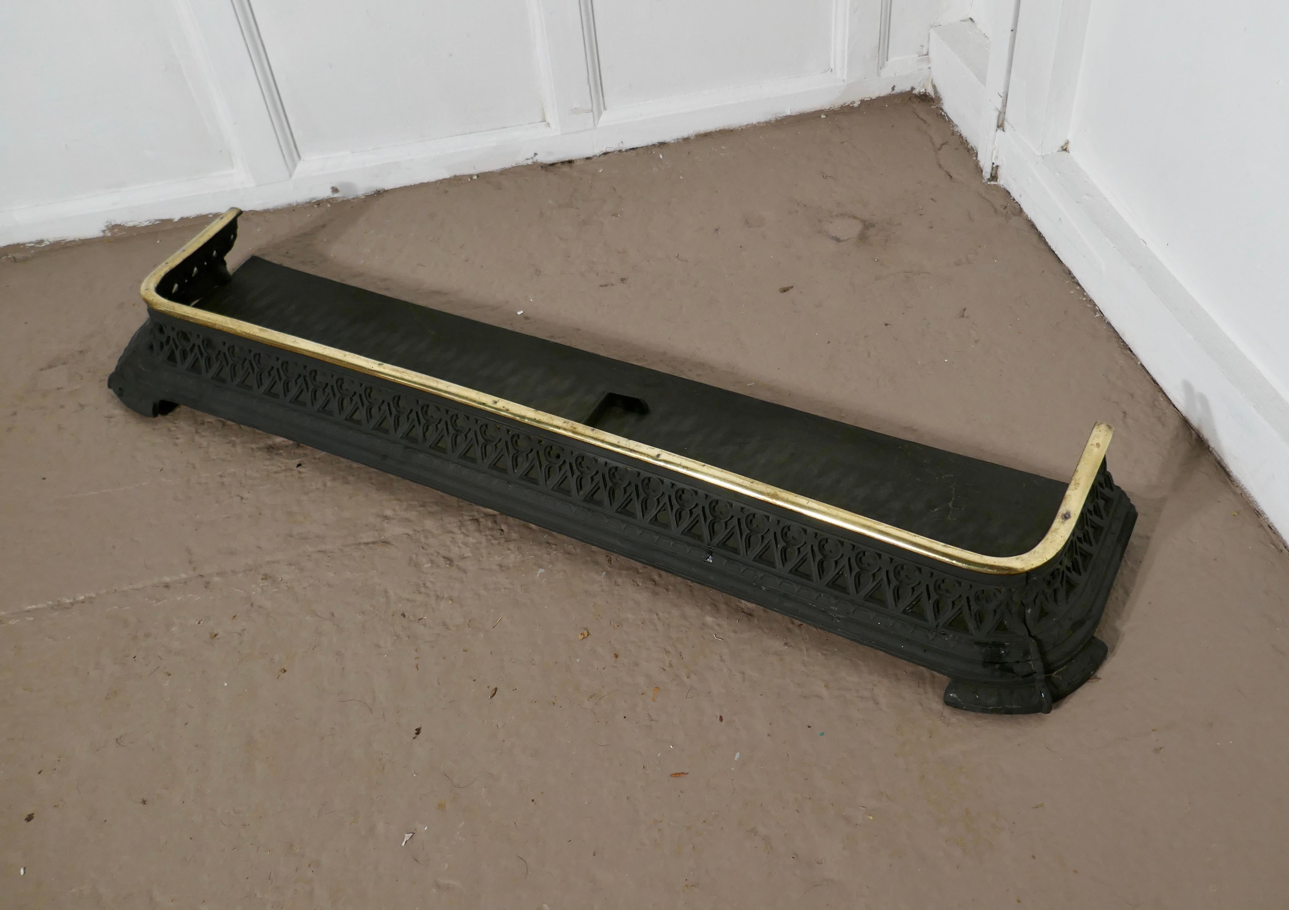 19th Century Arts & Crafts Victorian Heavy Brass and Iron Fender For Sale