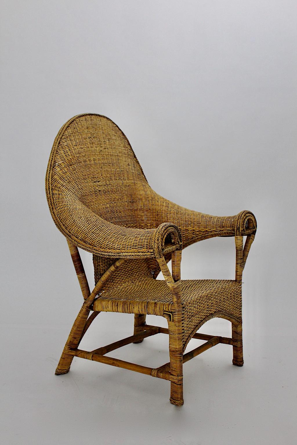 Organic Arts & Crafts period vintage freestanding wicker rattan armchair or lounge chair designed and manufactured by Dryad & Co attributed, circa 1910, U.K.
This beautiful solo wicker armchair shows amazing curved armrests, which feature movement