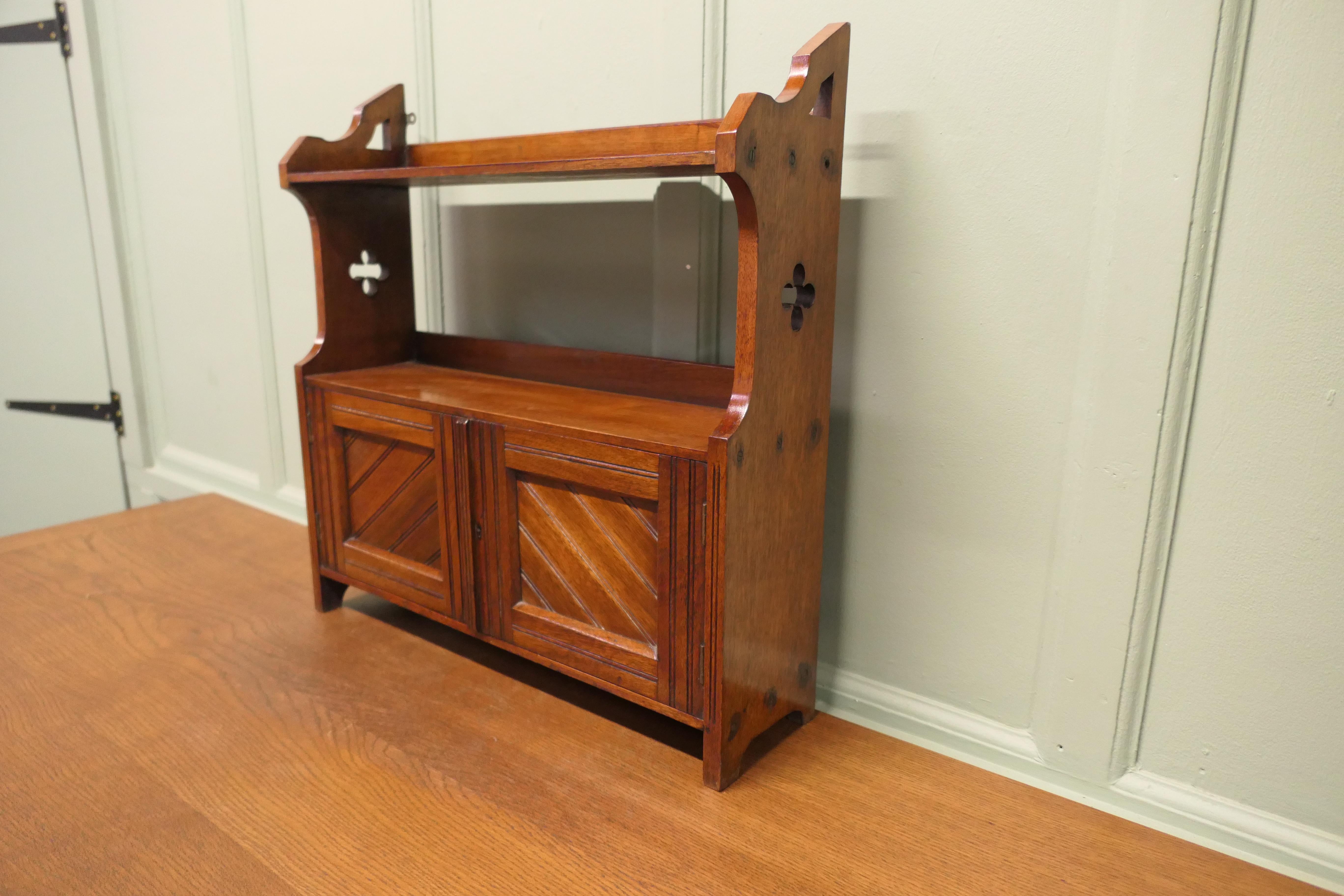 Armoire murale Arts and Crafts  Une belle petite pièce, fabriquée en noyer doré. en vente 2