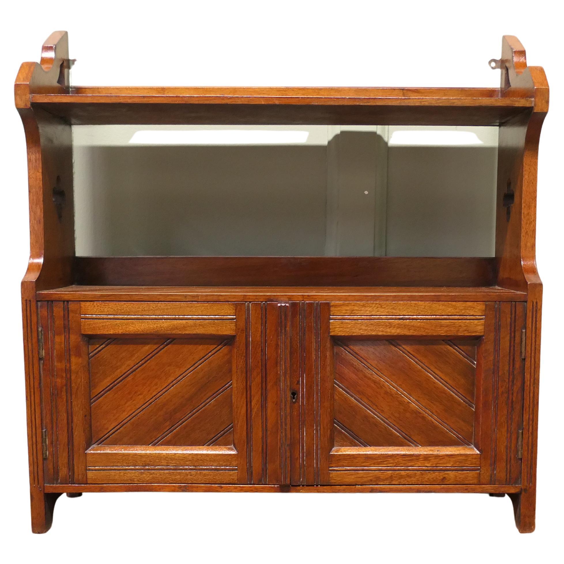 Armoire murale Arts and Crafts  Une belle petite pièce, fabriquée en noyer doré. en vente