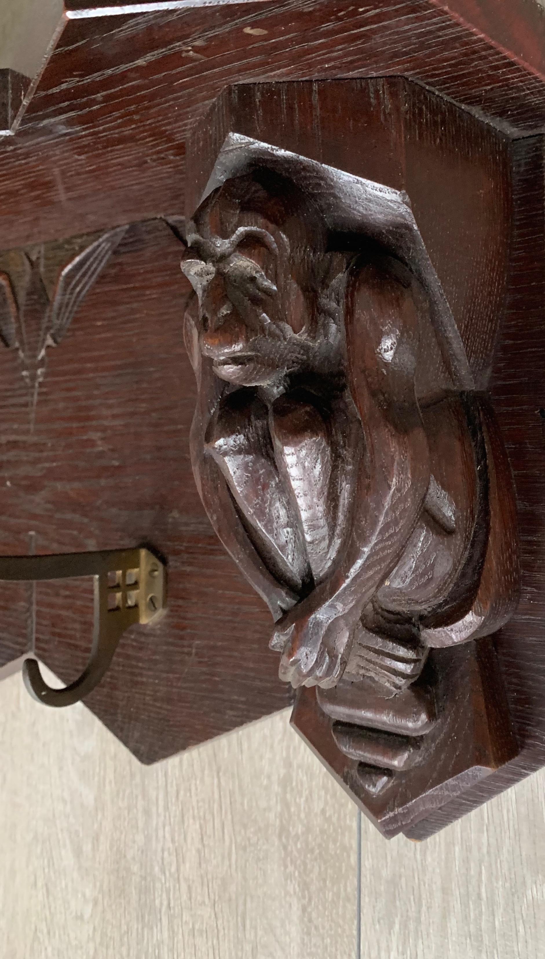 Fait main Porte-manteaux muraux néerlandais Arts & Crafts avec Sculptures - singes sculptés et oiseaux stylisés en vente