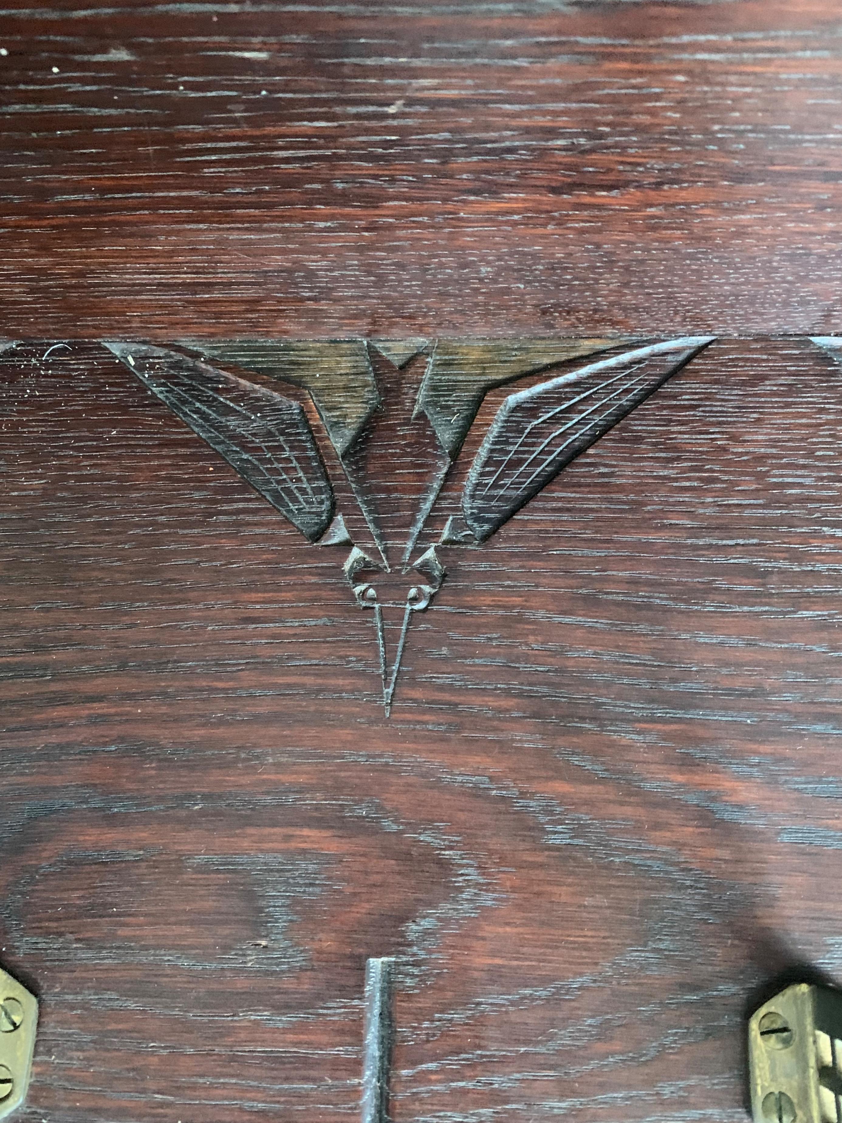 Intagliato a mano Appendiabiti da parete olandese Arts & Crafts w. Sculture di scimmie e uccelli stilizzati intagliati in vendita