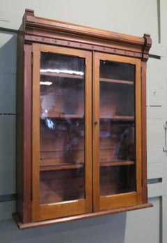Armoire vitrée suspendue de style Arts and Crafts, bibliothèque