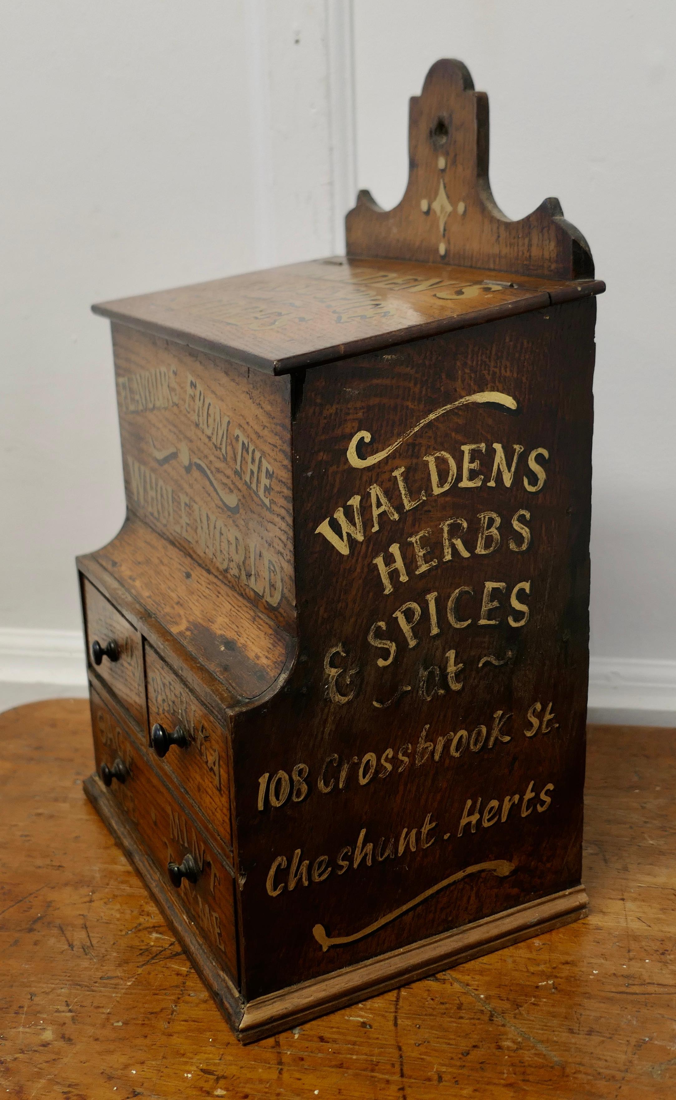 Fin du XIXe siècle Boîte à sel suspendue avec tiroirs à épices Arts and Crafts  Une belle pièce   en vente