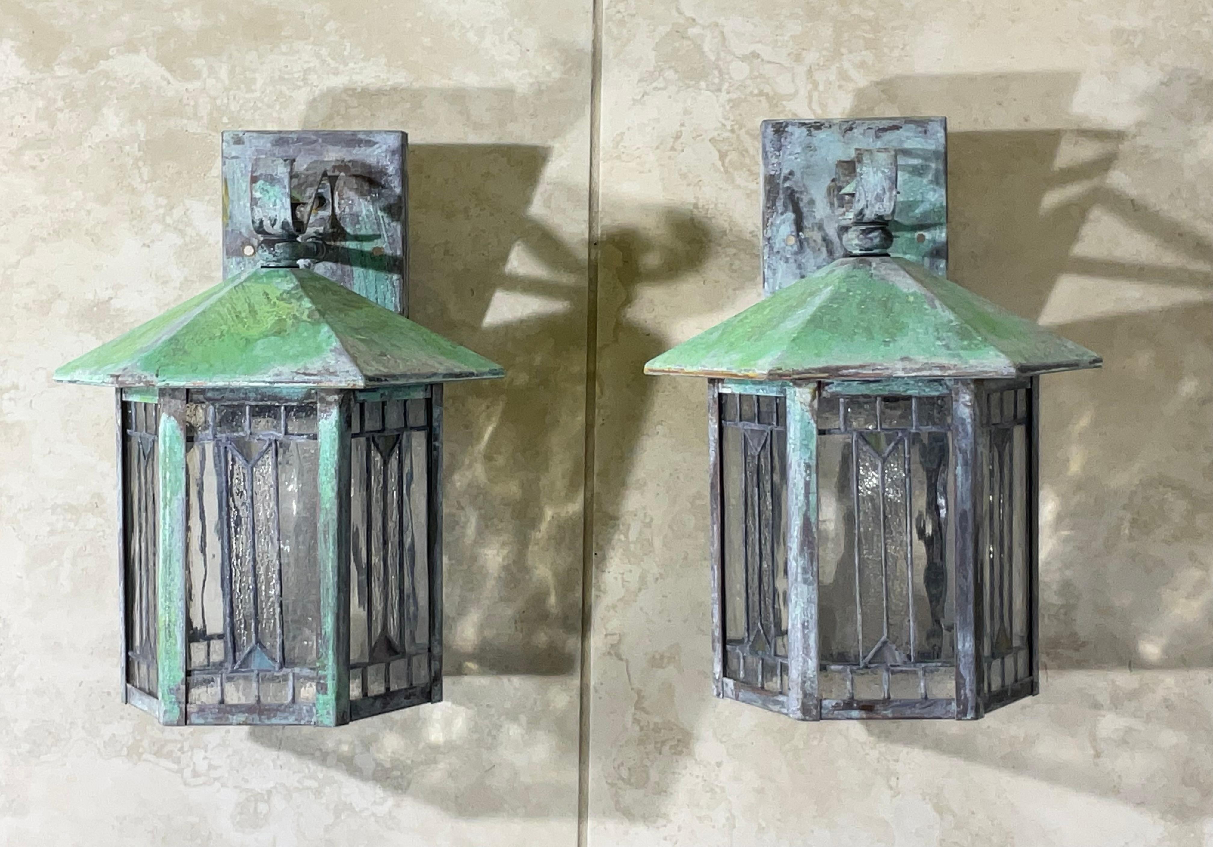 Cuivre Lanterne murale/Sconces de style Arts and Crafts avec abat-jour en verre d'art en vente