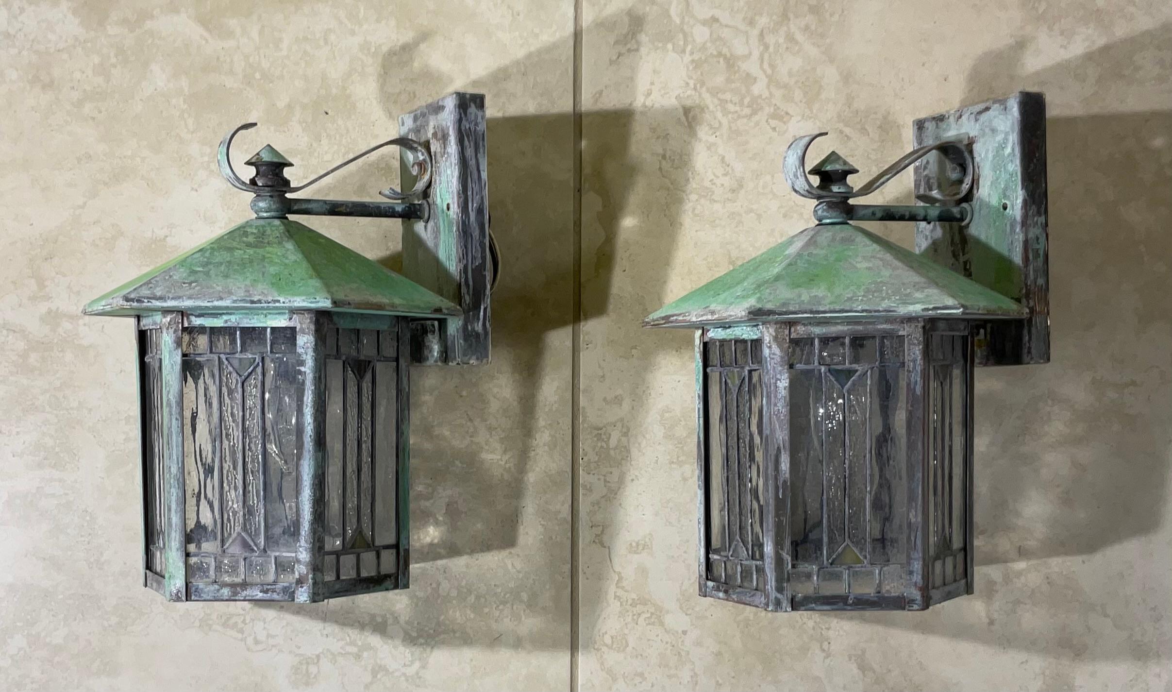 Lanterne murale/Sconces de style Arts and Crafts avec abat-jour en verre d'art en vente 2