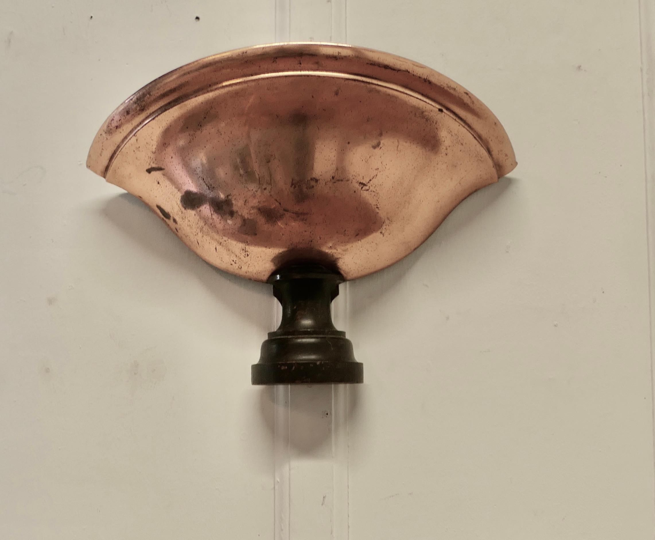 Arts and Crafts  Jardinière à poche murale

Une pièce très inhabituelle, le vase demi-rond en cuivre est posé sur une base en bois tourné, à l'intérieur il y a une doublure en métal avec des poignées.
Le Condit est en bon état, il mesure 14