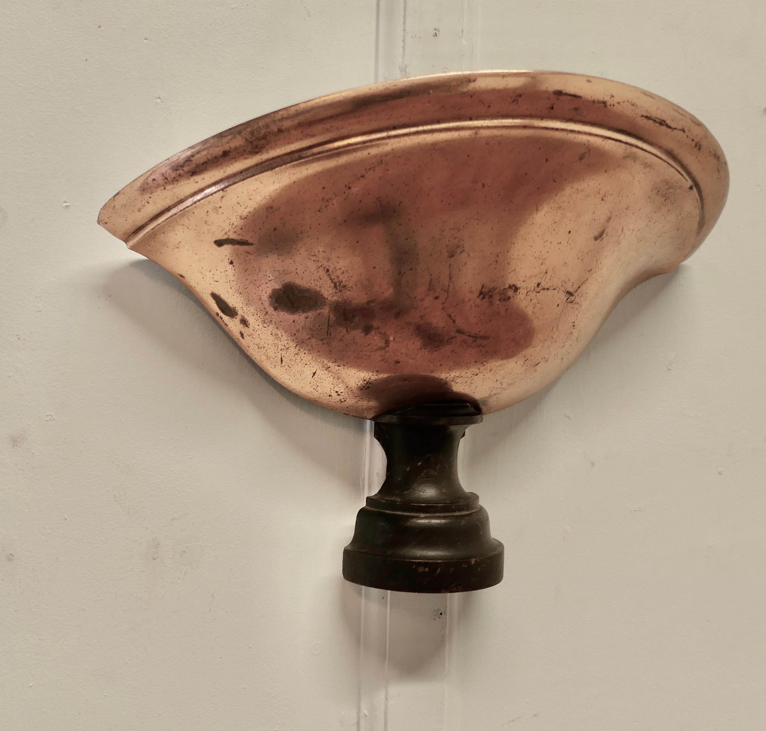 Cuivre Arts and Crafts  Jardinière à poche murale  Une pièce très originale en vente