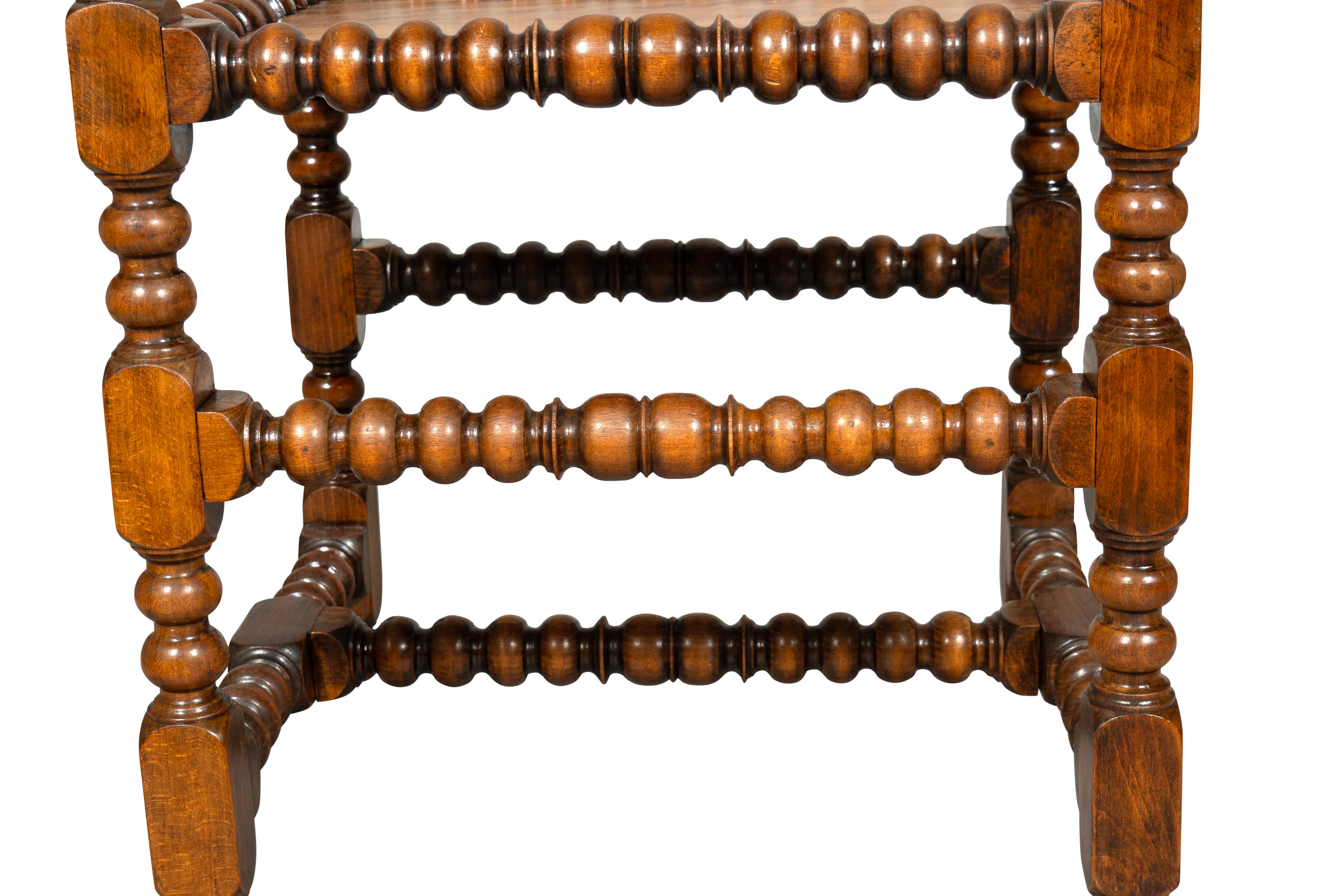 Banco de madera torneada de nogal Arts and Crafts en venta 2