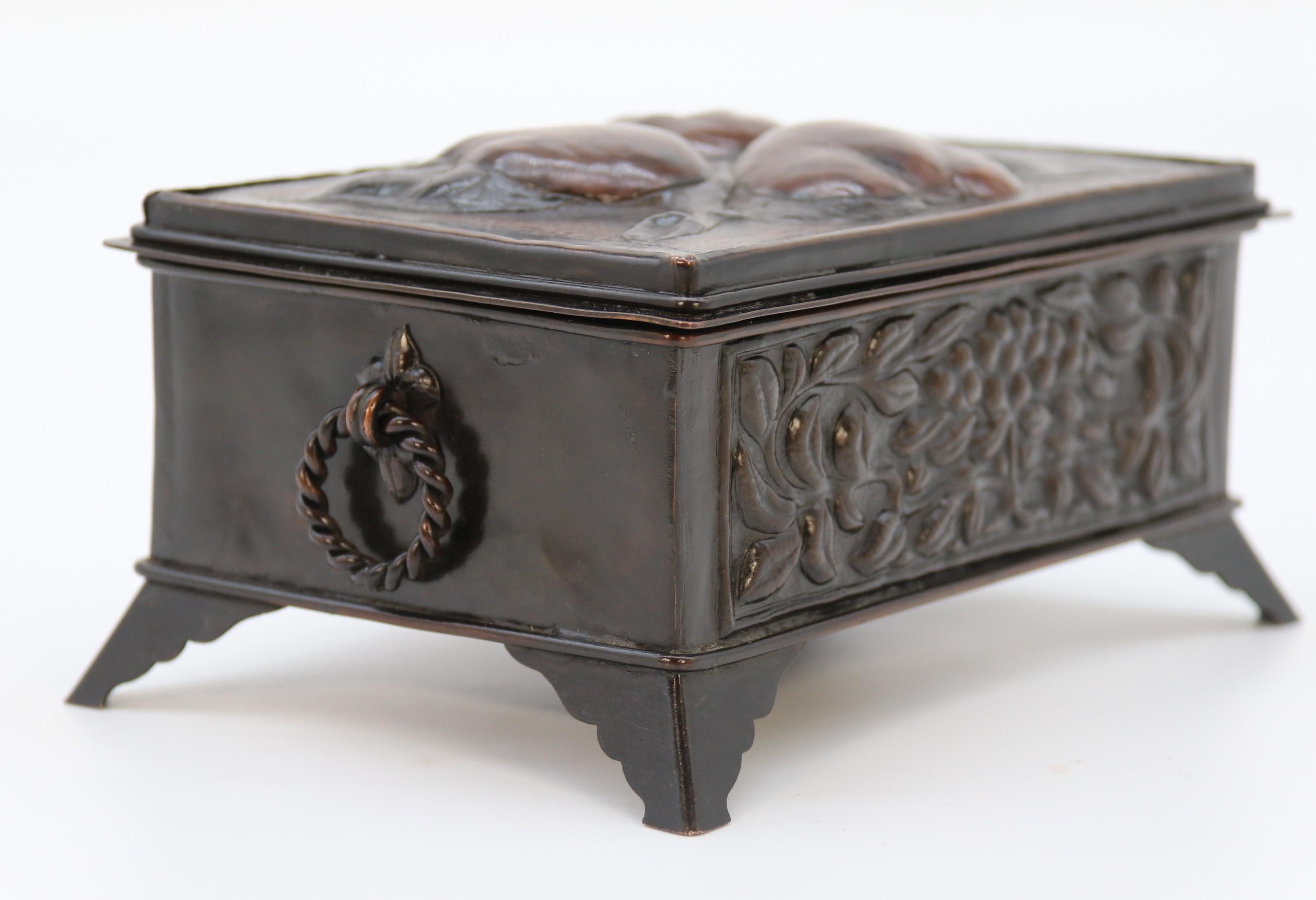 Boîte Arts and Crafts de style William Morris en cuivre repoussé décorée à la main vers 1900 en vente 4