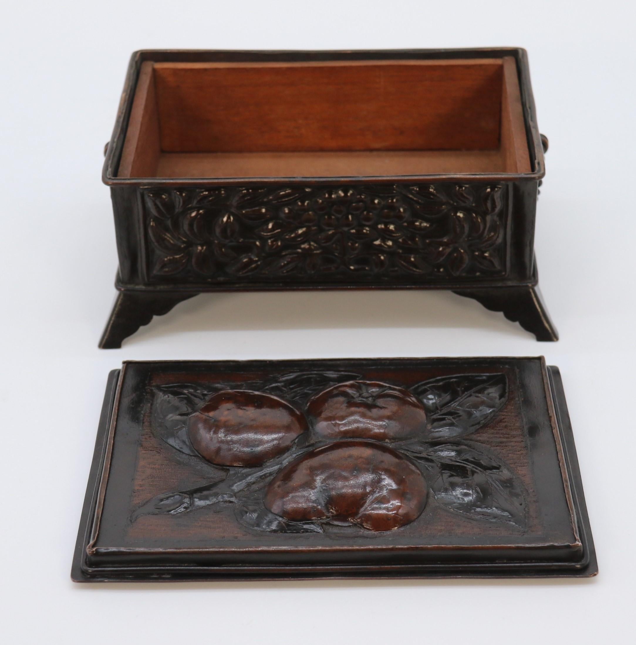 Boîte Arts and Crafts de style William Morris en cuivre repoussé décorée à la main vers 1900 en vente 6