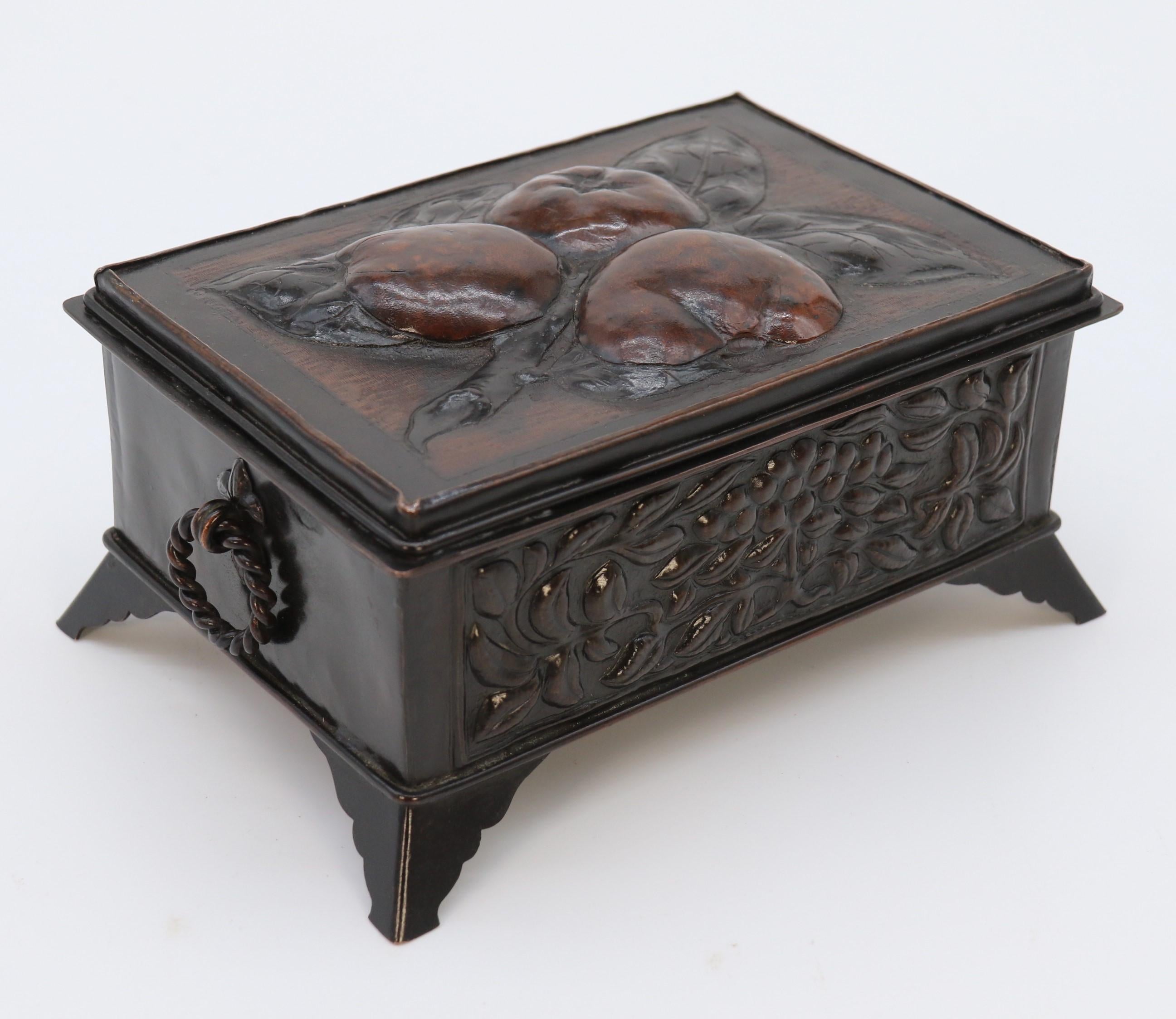 Boîte Arts and Crafts de style William Morris en cuivre repoussé décorée à la main vers 1900 en vente 11