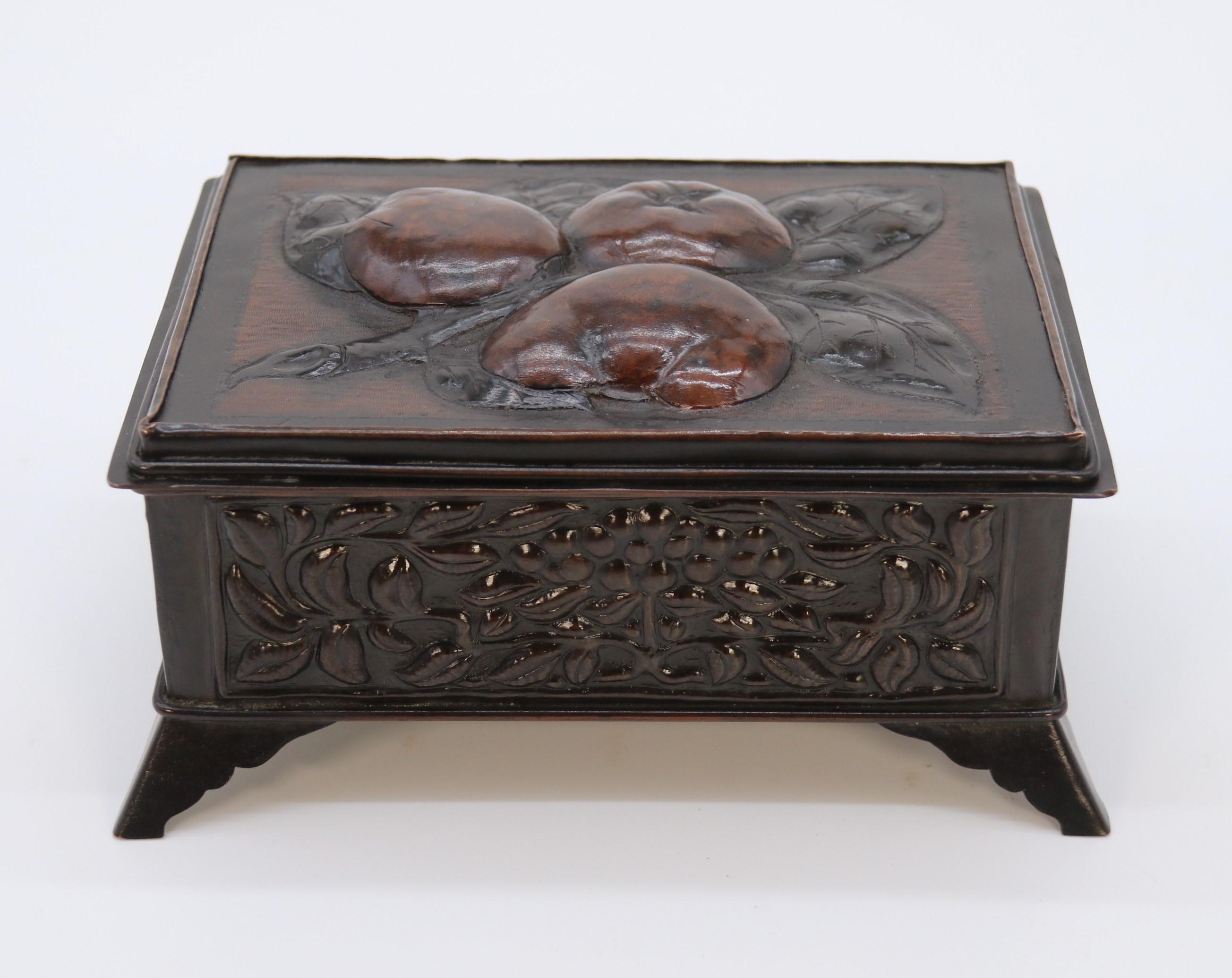 Cette boîte en cuivre faite à la main, très élégante et très bien exécutée, date de la fin du XIXe siècle. Il est monté sur des pieds en forme d'étriers évasés qui sont fixés à la base, laquelle est finie par un petit bord roulé soigné. La face