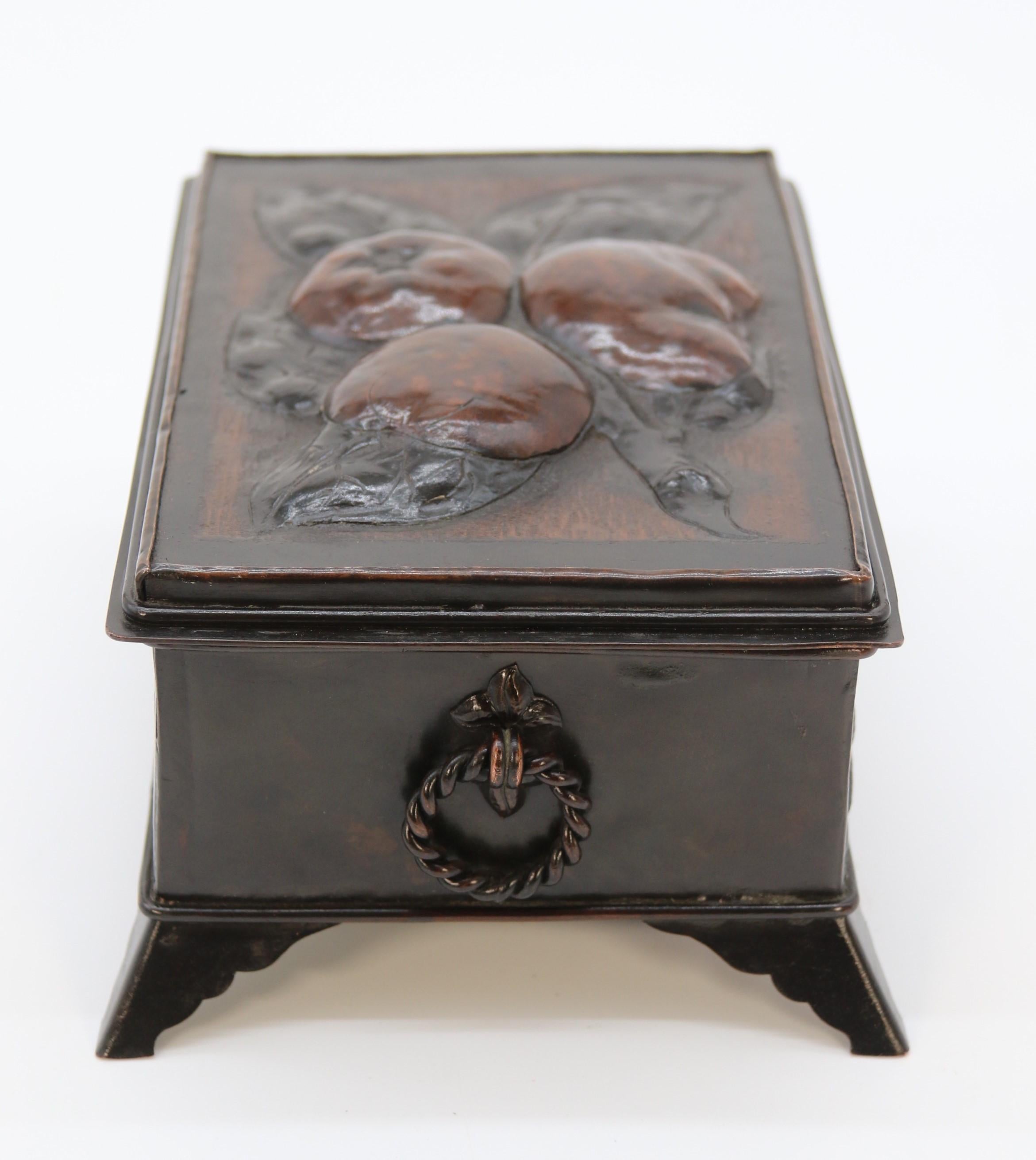 Repoussé Boîte Arts and Crafts de style William Morris en cuivre repoussé décorée à la main vers 1900 en vente
