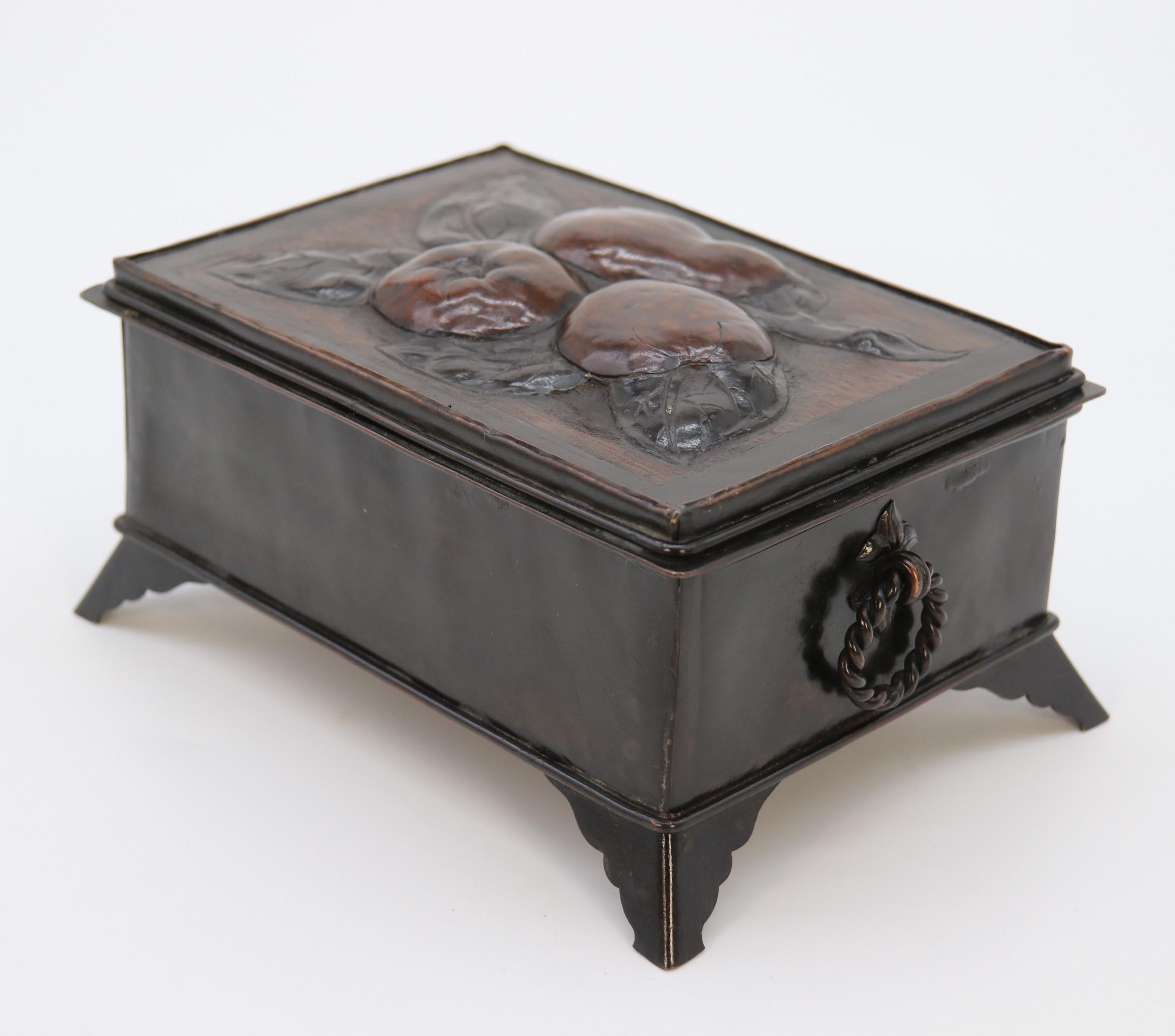 Arts and Crafts William Morris style copper repousse hand decorated box C 1900 In Good Condition For Sale In Central England, GB