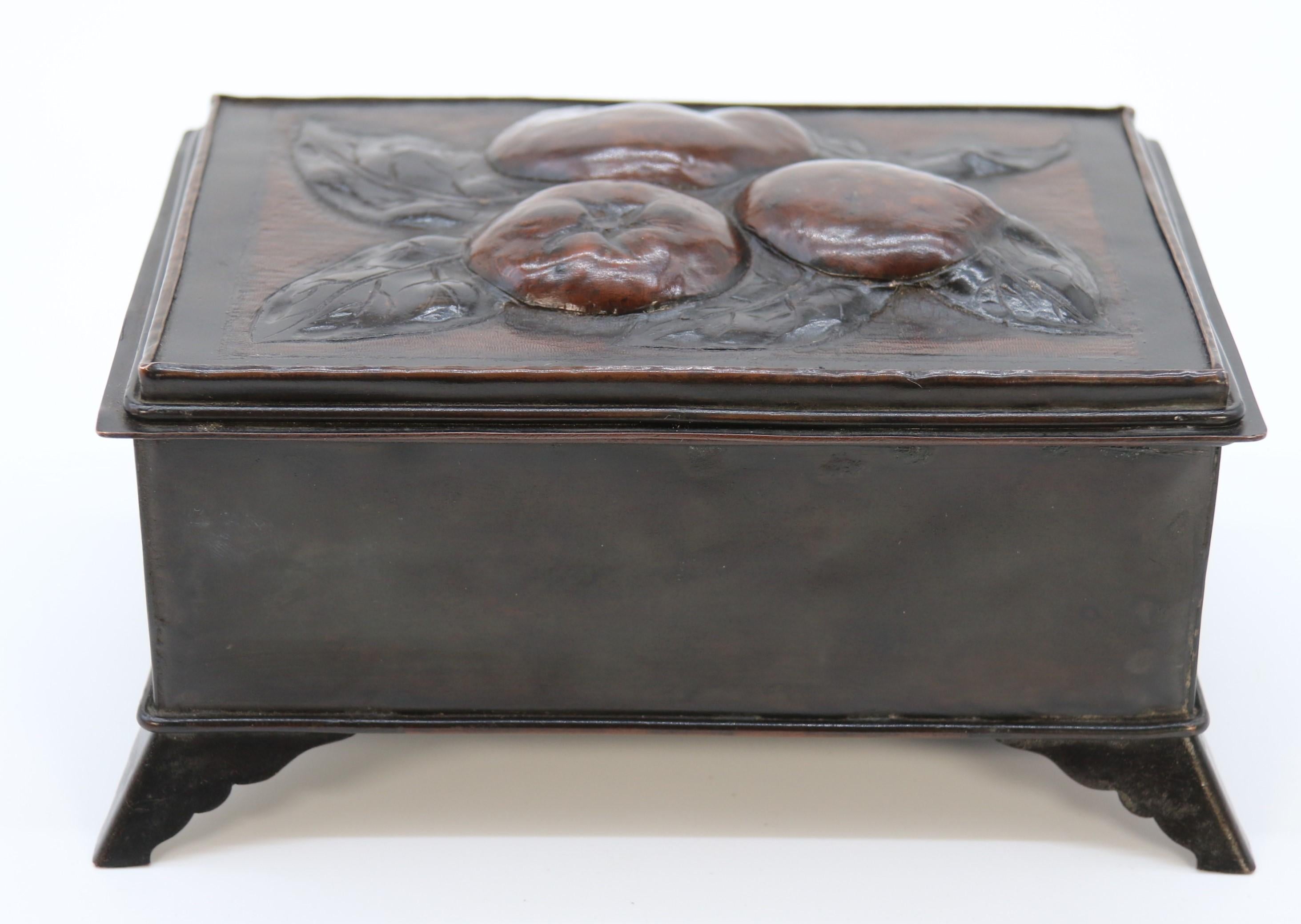 Début du 20ème siècle Boîte Arts and Crafts de style William Morris en cuivre repoussé décorée à la main vers 1900 en vente