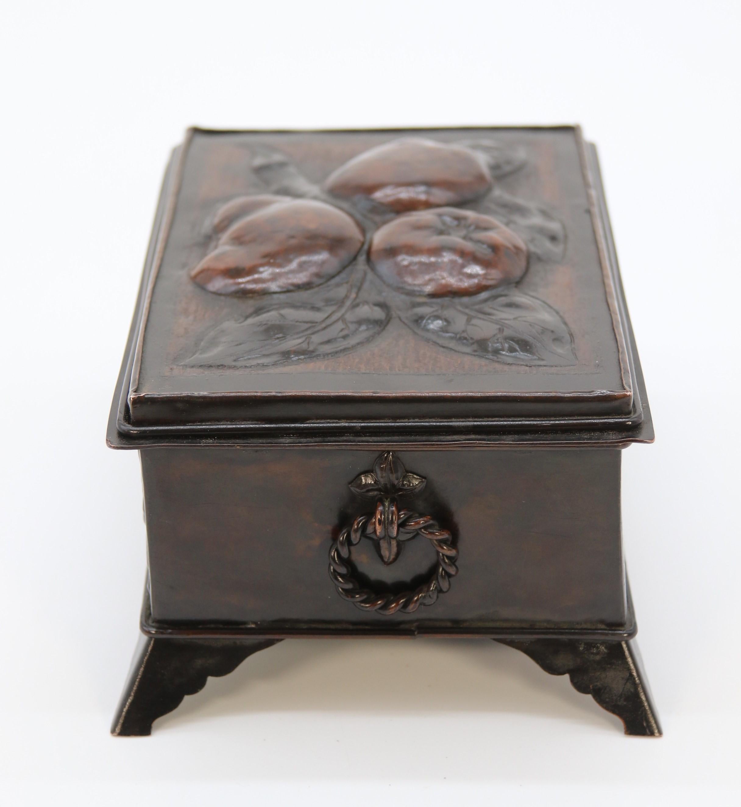 Boîte Arts and Crafts de style William Morris en cuivre repoussé décorée à la main vers 1900 en vente 1