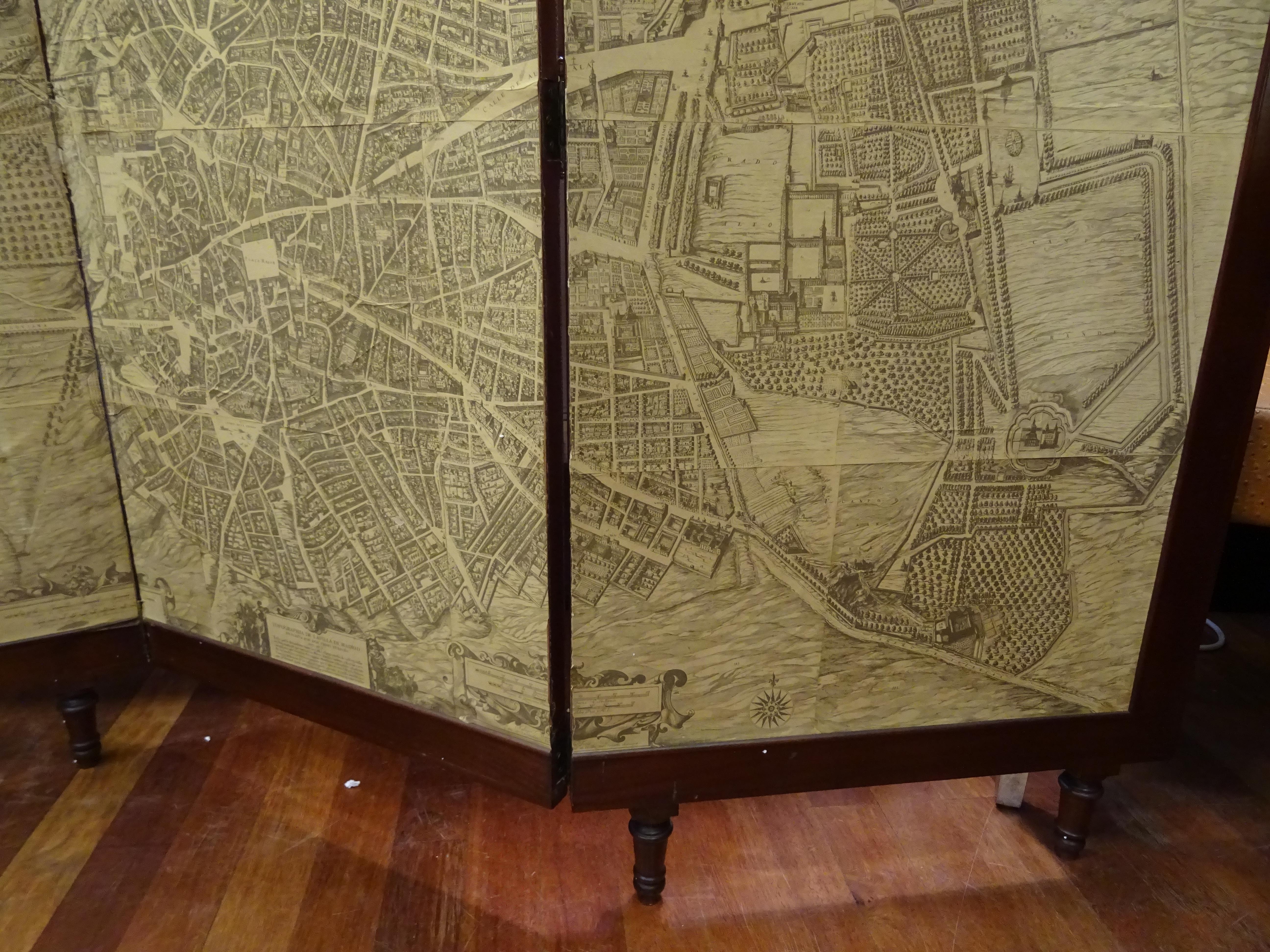 Arts & Crafts Wooden Screen with Madrid Map Engraving In Good Condition In Valladolid, ES