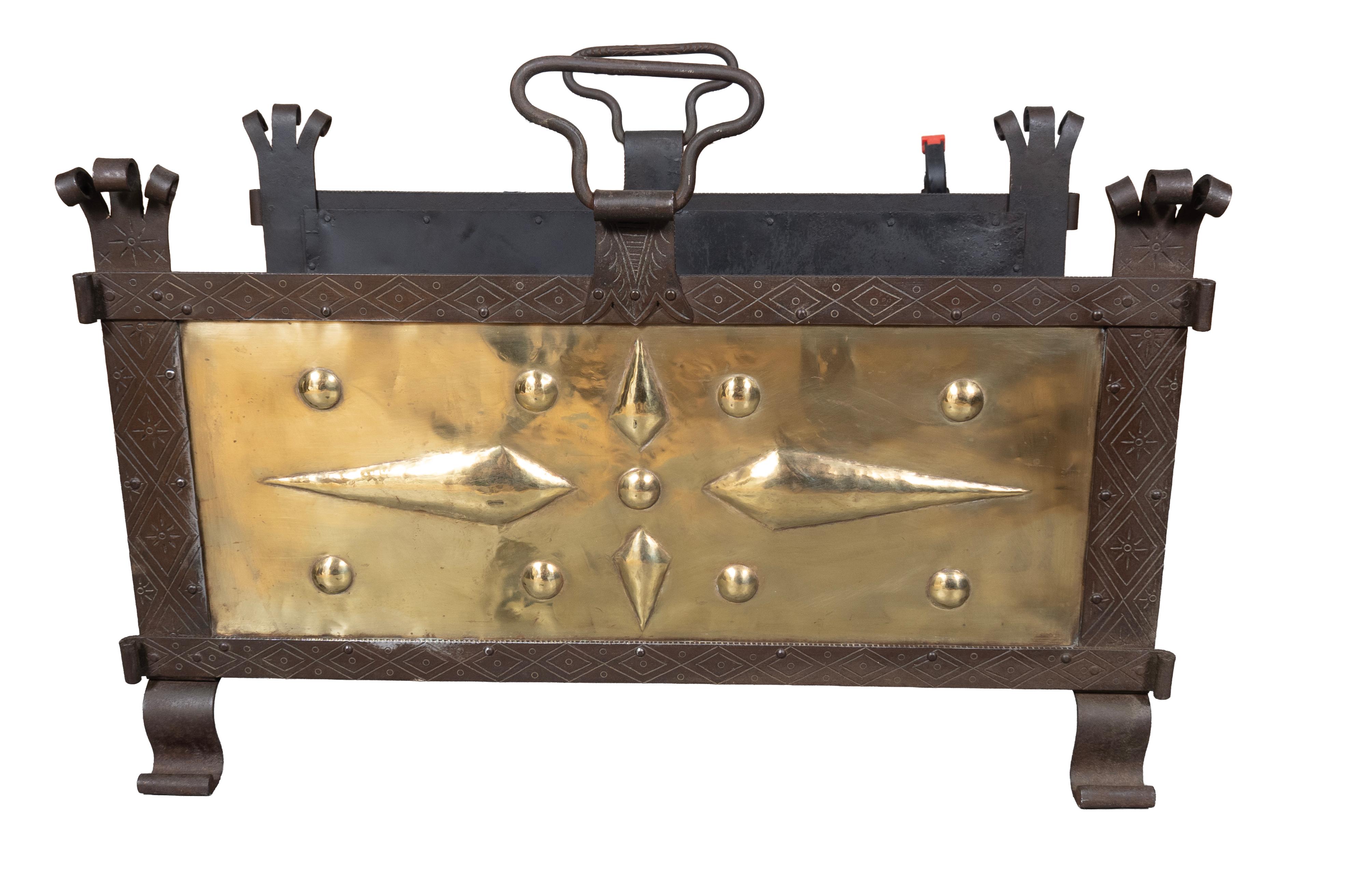 Con maniglie di sollevamento ad anello. La struttura è in ferro battuto con pannelli decorativi in ottone. Piedi arrotolati.