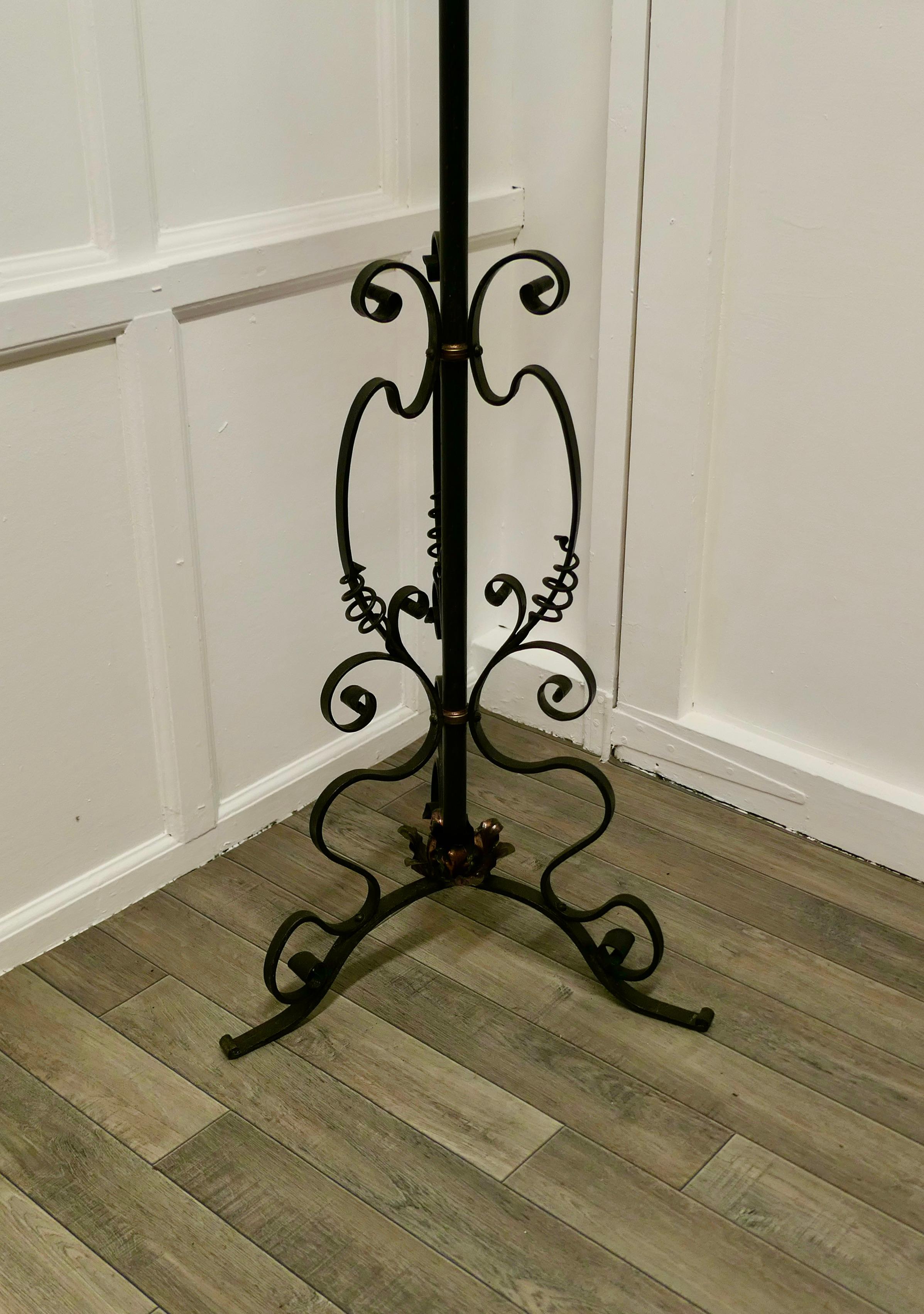Lámpara de aceite de pie de hierro forjado Arts and Crafts

Se trata de una pieza muy atractiva, la lámpara tiene una base decorativa de hierro forjado resaltada con detalles de Cobre, tiene chimenea y quemador pero no puedo garantizar si está en