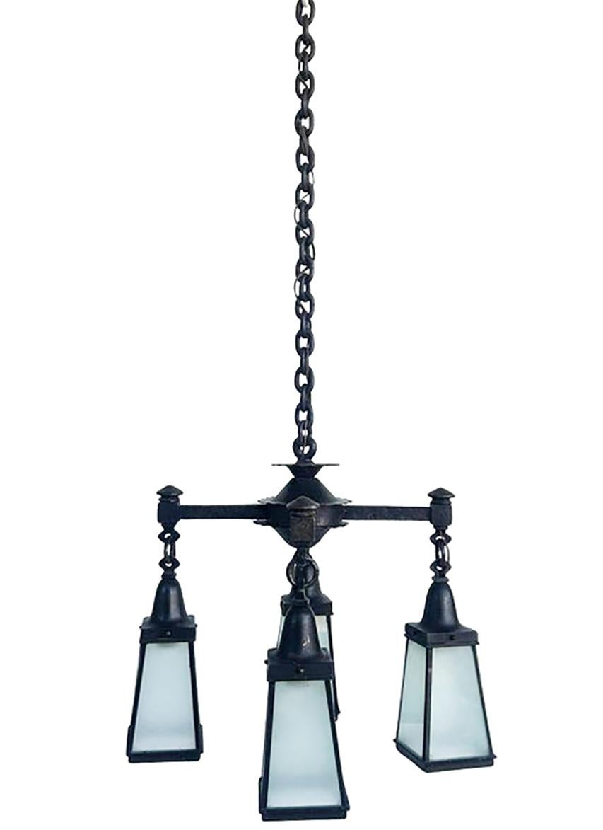 Lampadario a 4 lanterne con baldacchino in ferro battuto e vetro di Arts and Crafts


In vendita c'è un importante lampadario antico a 4 lanterne di Arte e Artigianato. Il lampadario ha 4  Le luci in vetro smerigliato sono appese a una spessa catena