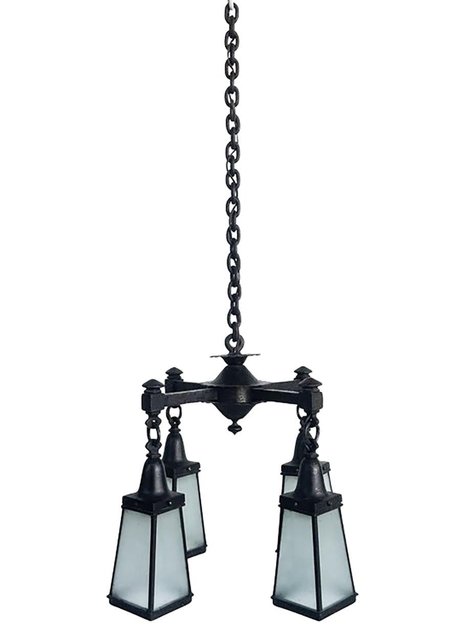Americano Lampadario a 4 lanterne con baldacchino in ferro battuto e vetro di Arts and Crafts in vendita
