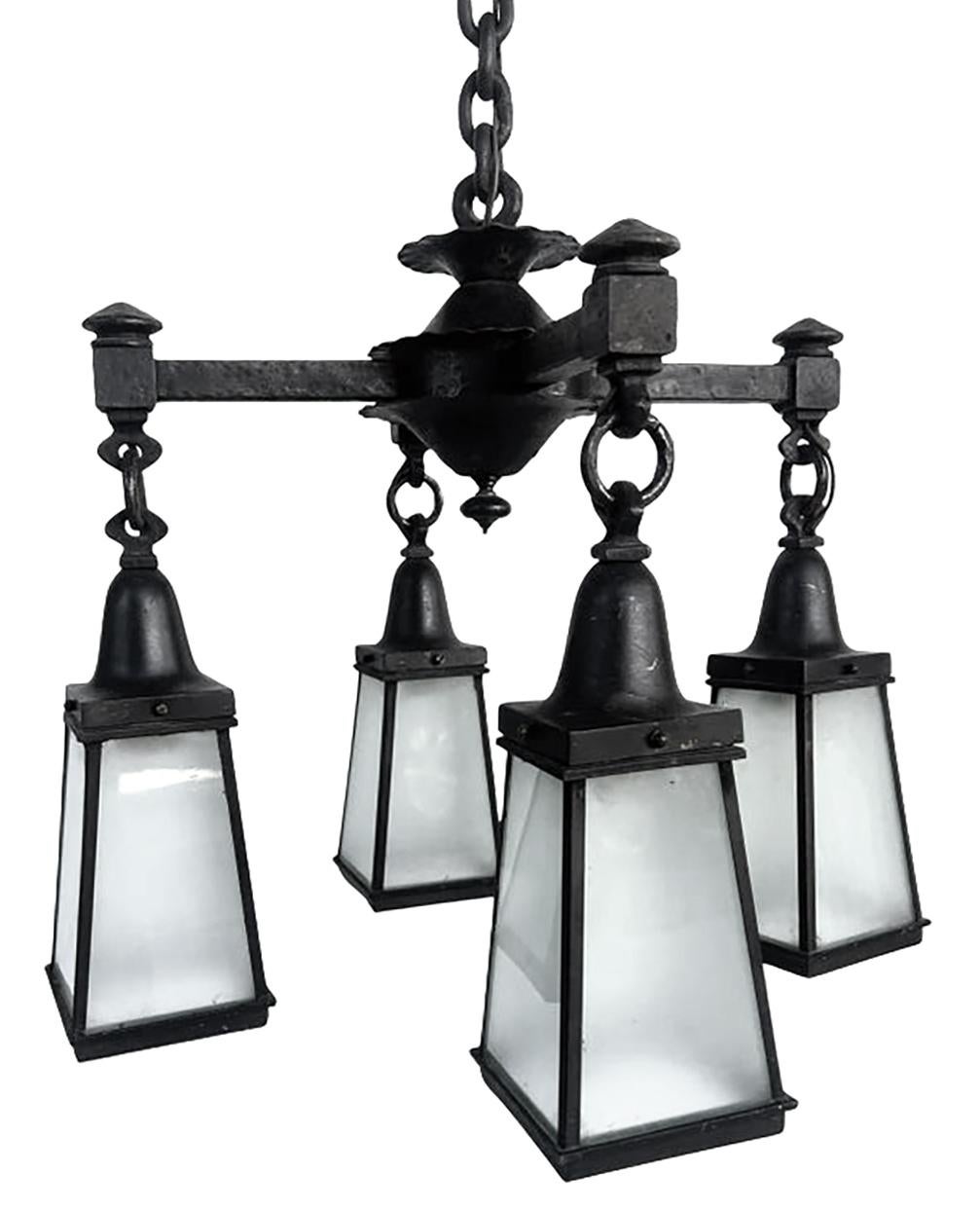 Realizzato con acquaforte Lampadario a 4 lanterne con baldacchino in ferro battuto e vetro di Arts and Crafts in vendita